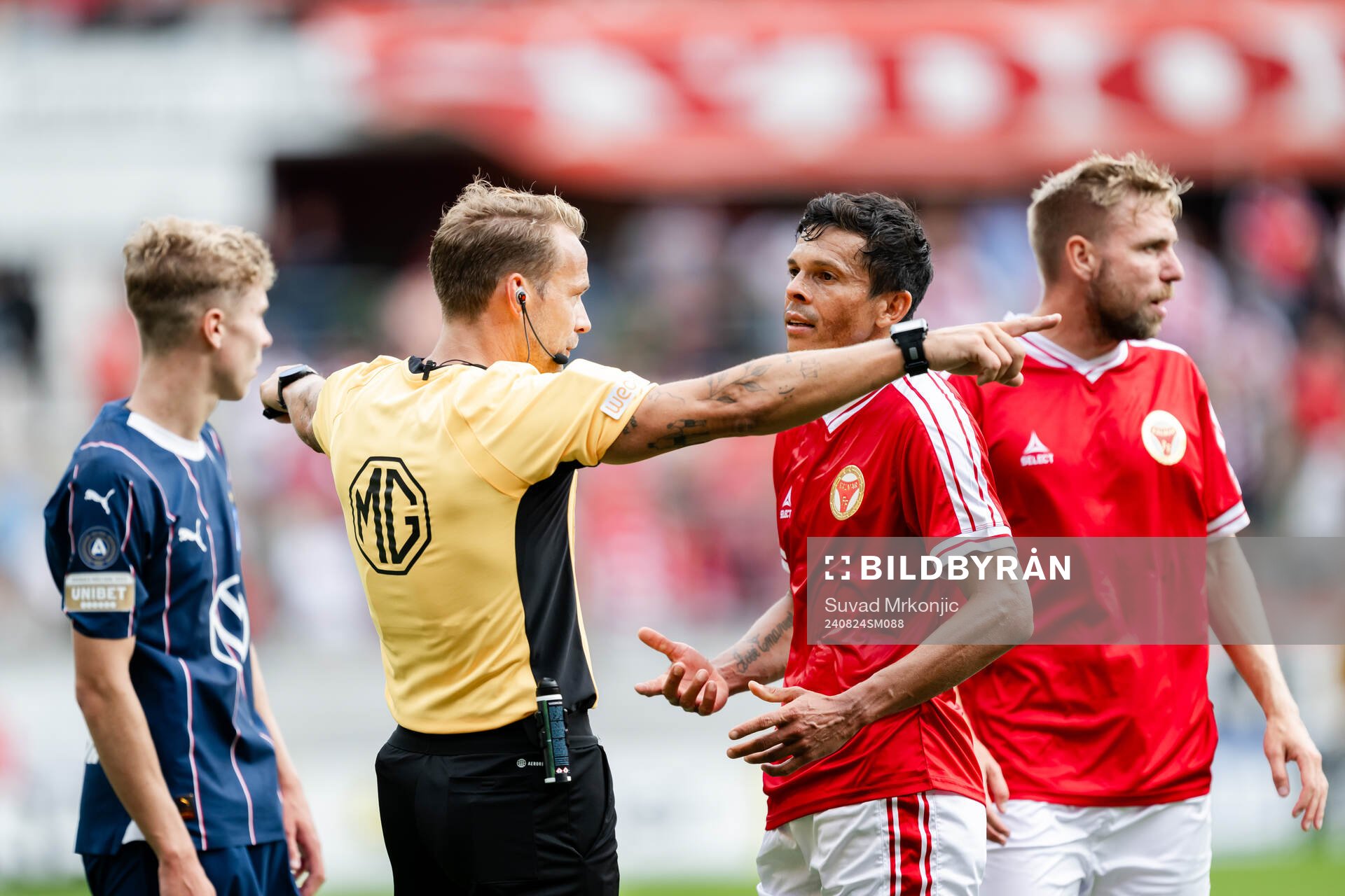 Domare Kristoffer Karlsson och Kalmars Romario Pereira