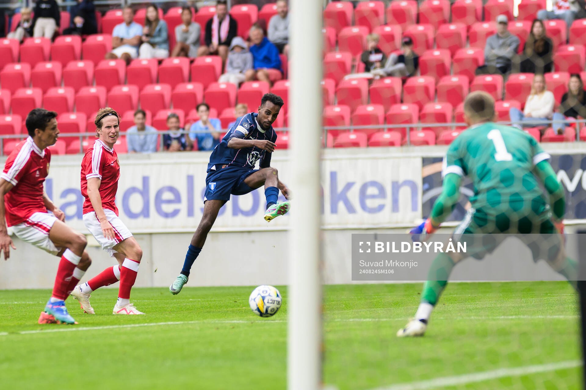 Malmö FFs Taha Ali och Kalmars målvakt Samuel Brolin