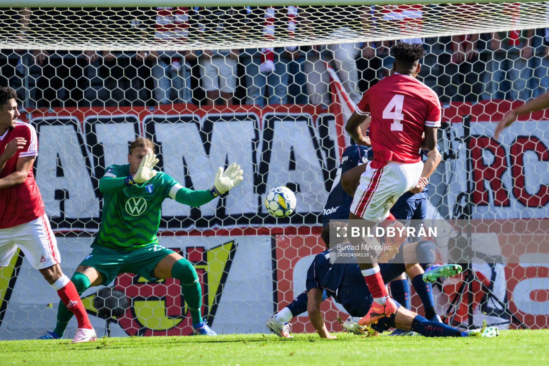Kalmars Vince Osuji gör här 2-1