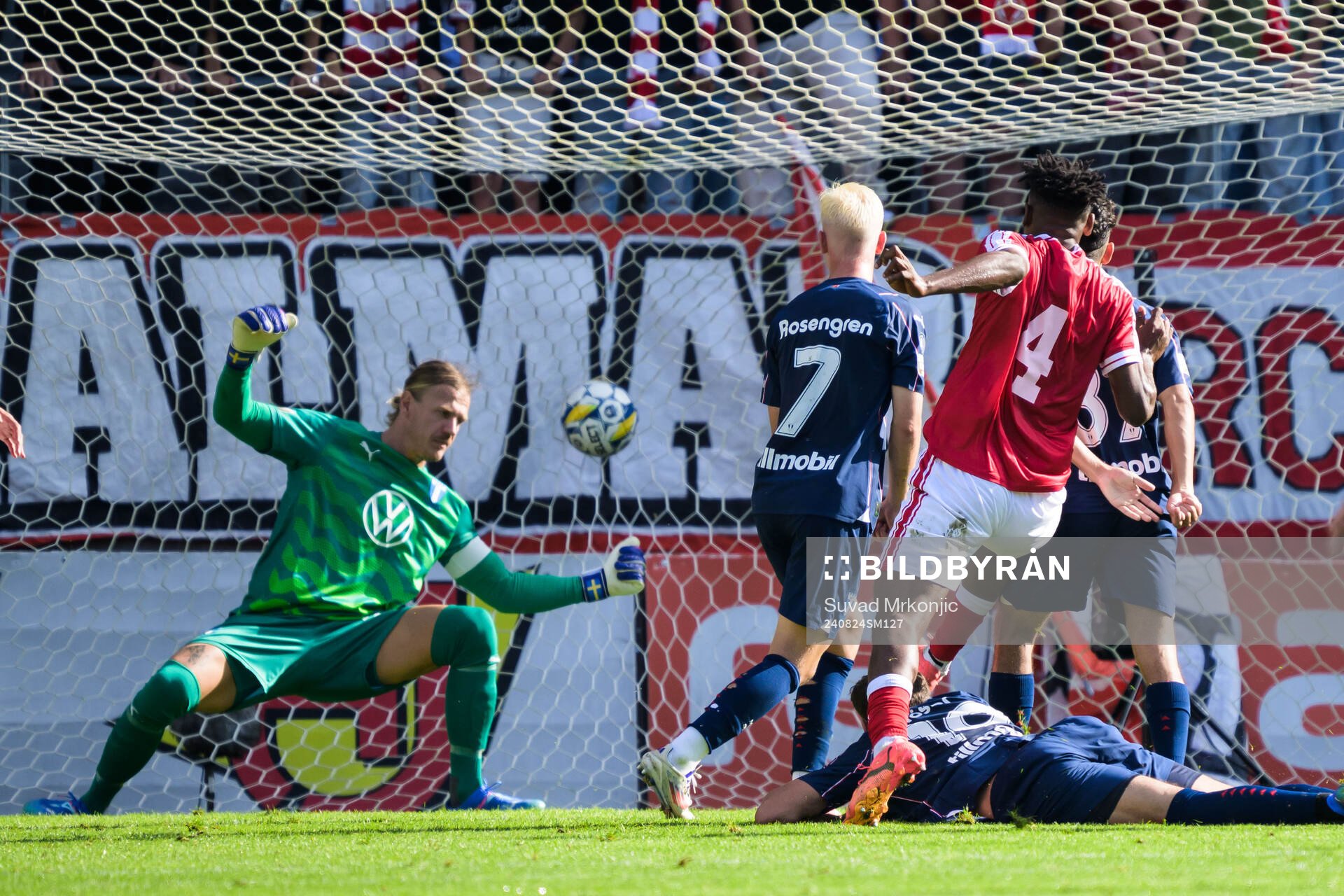 Kalmars Vince Osuji gör här 2-1