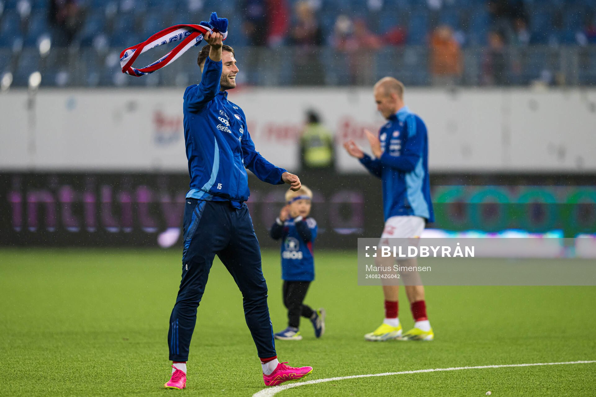 Muamer Brajanac of Vålerenga celebrates