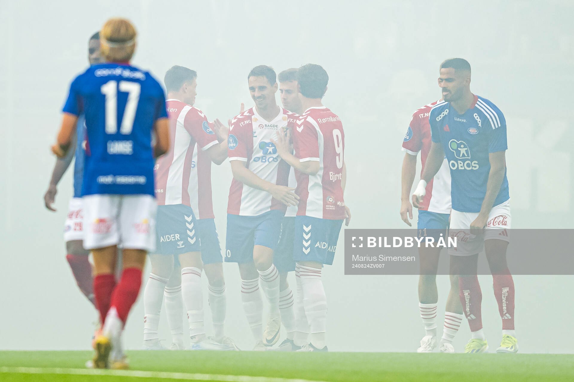 Players of Lyn celebrates