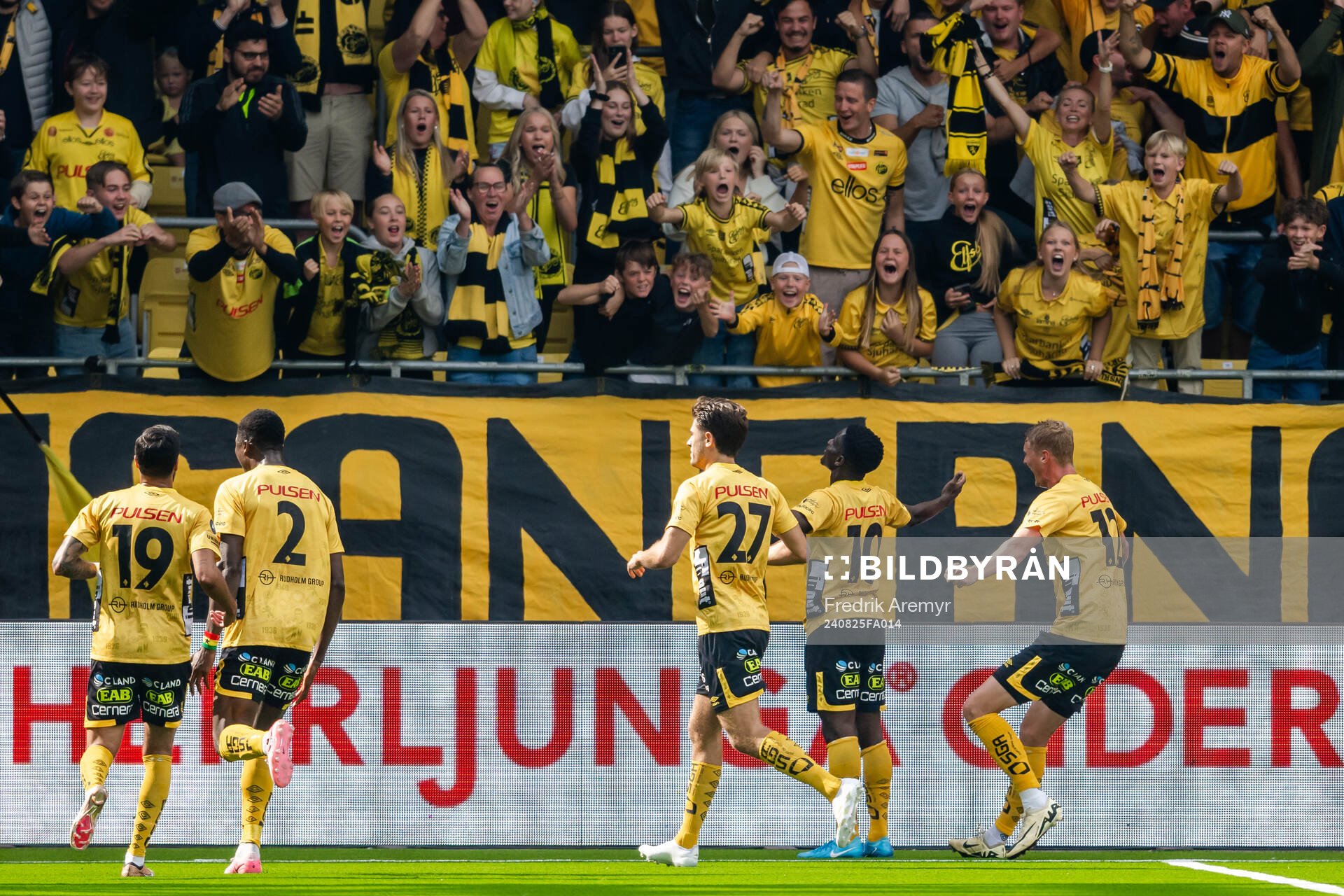 Elfsborgs Michael Baidoo jublar med publiken efter 1-0 under fotbollsmatchen i Allsvenskan mellan Elfsborg och IFK Göteborg den 25 augusti 2024 i Borås.