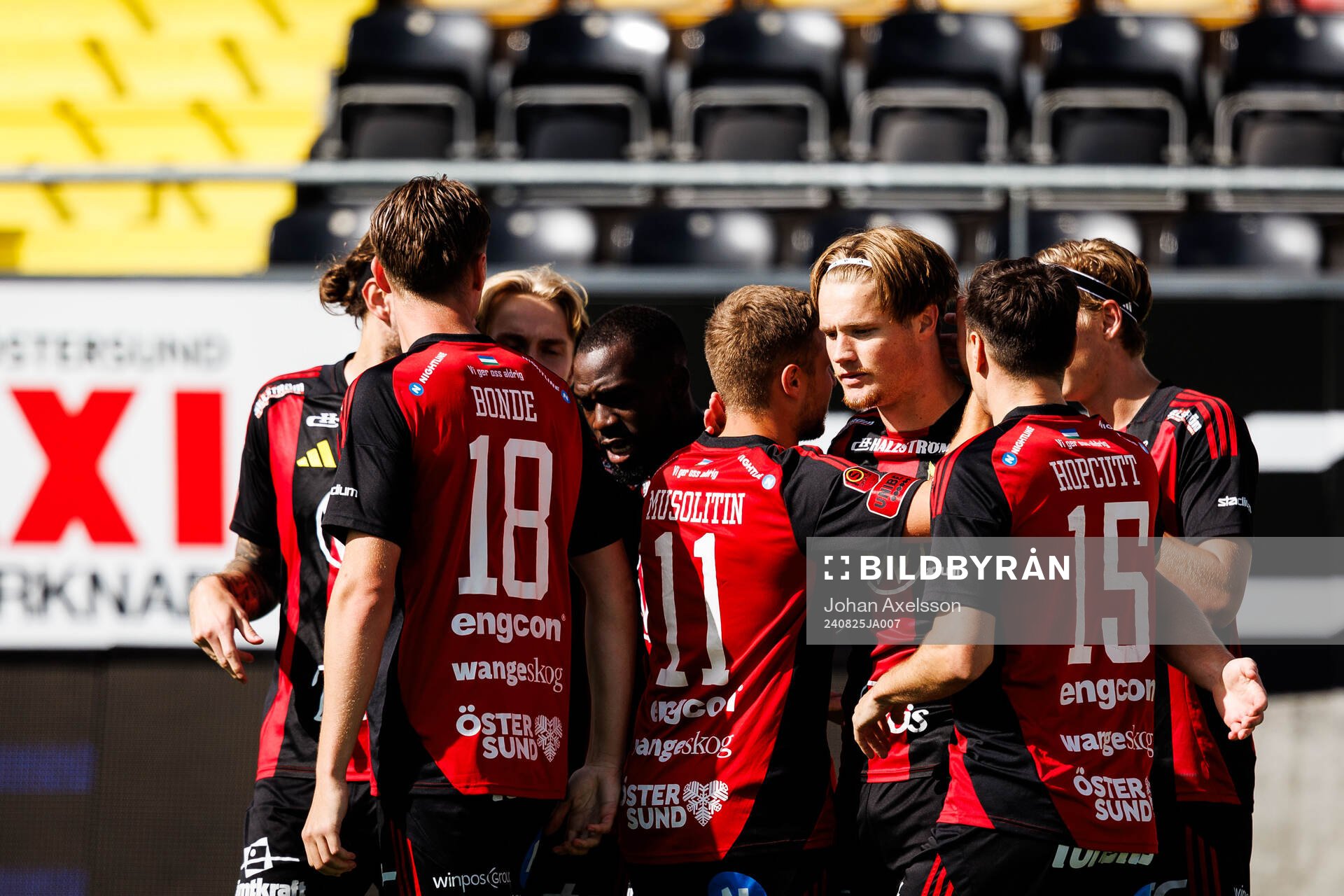 Östersunds Sebastian Karlsson Grach jublar