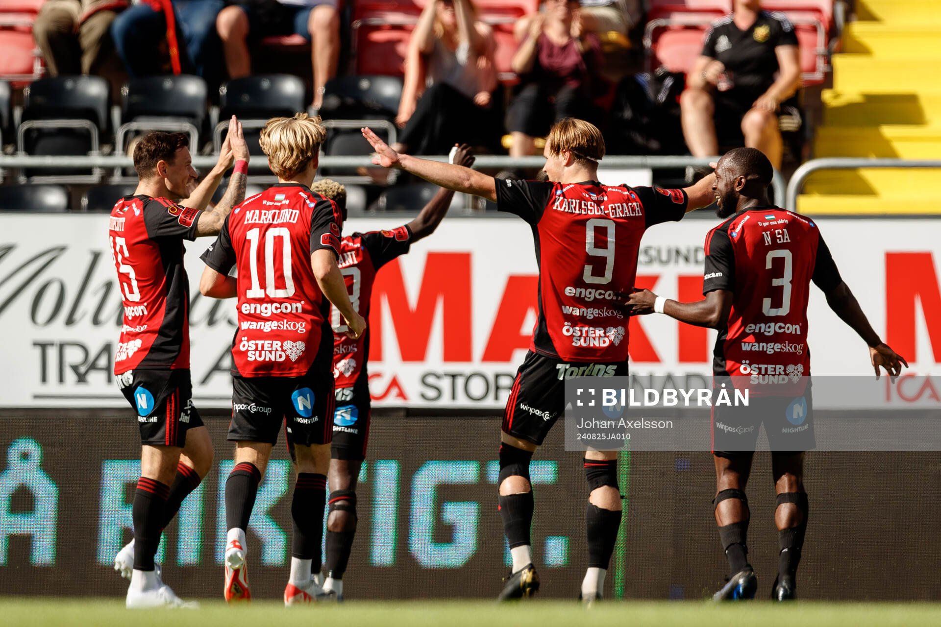 Östersunds Sebastian Karlsson Grach jublar
