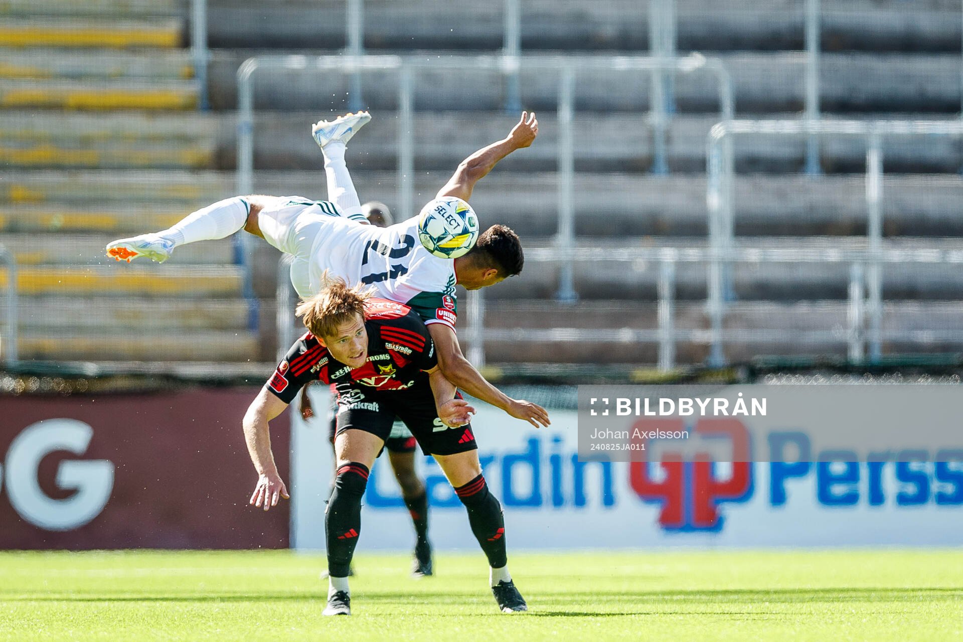 Östersunds Sebastian Karlsson Grach och Skövde AIKs