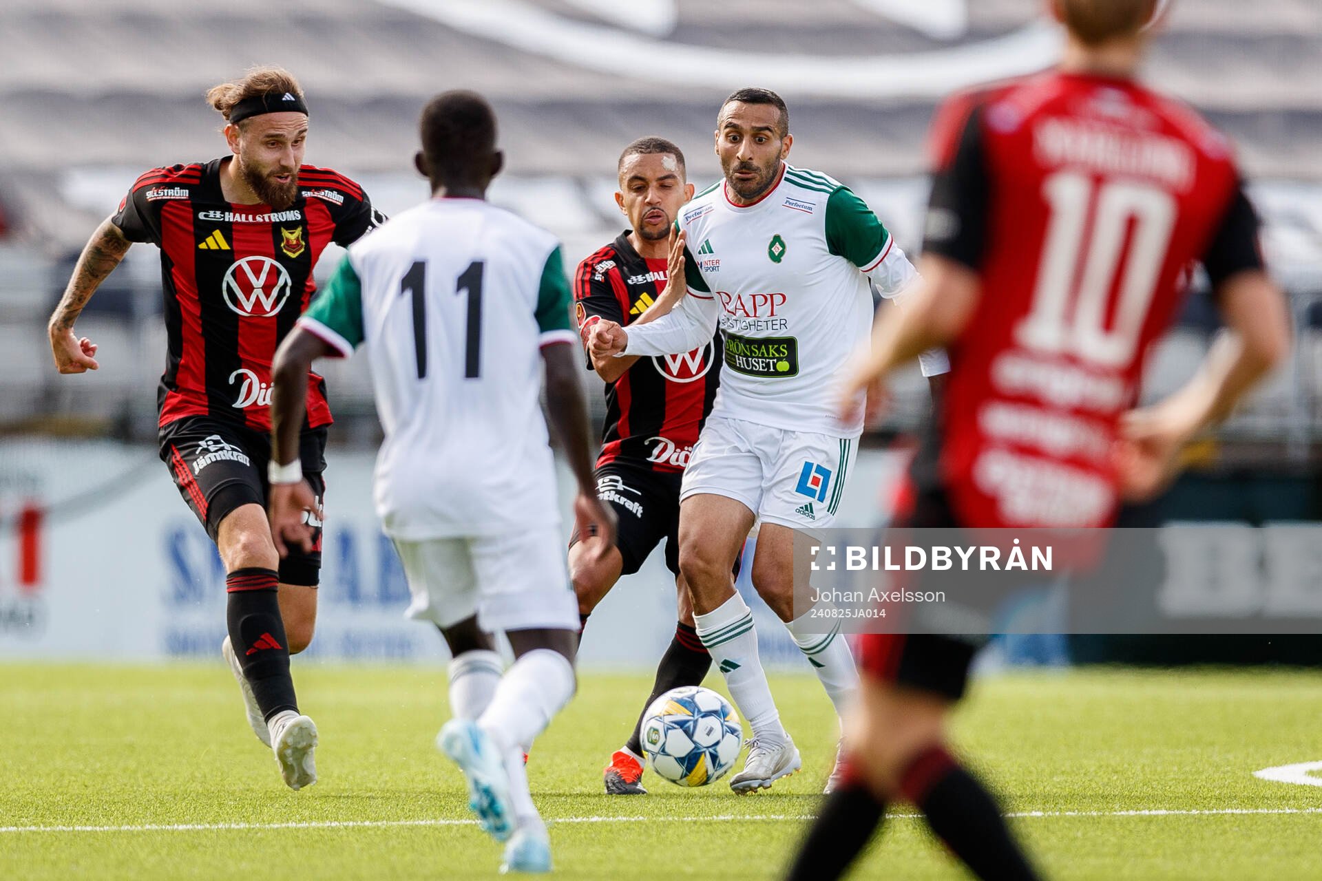 Skövde AIKs Sargon Abraham och Östersunds Erick Brendon