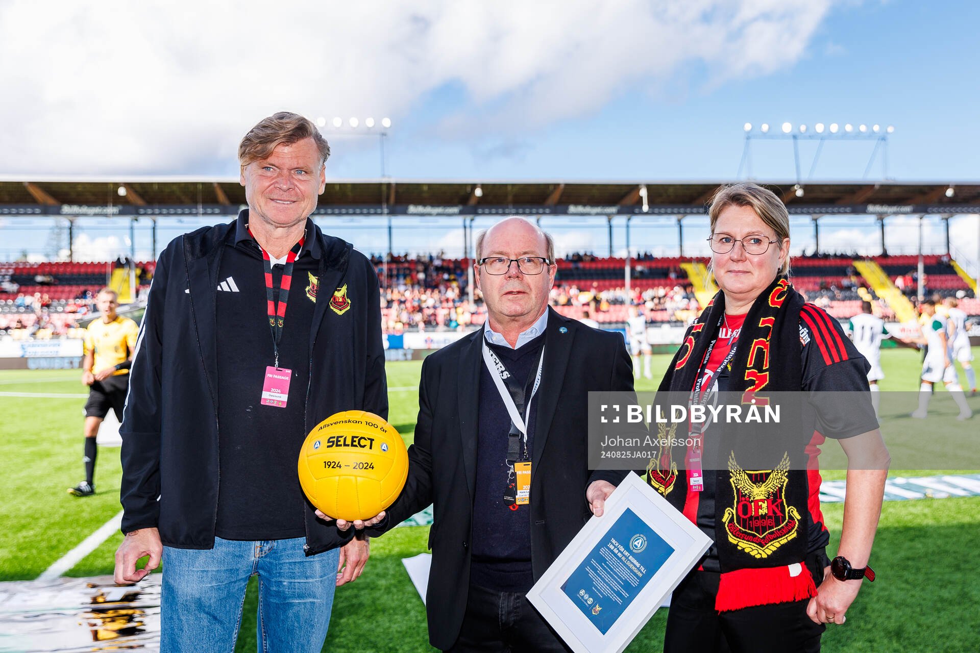 Östersund FK Elitfotbolls ordförande Tom Pripp får en