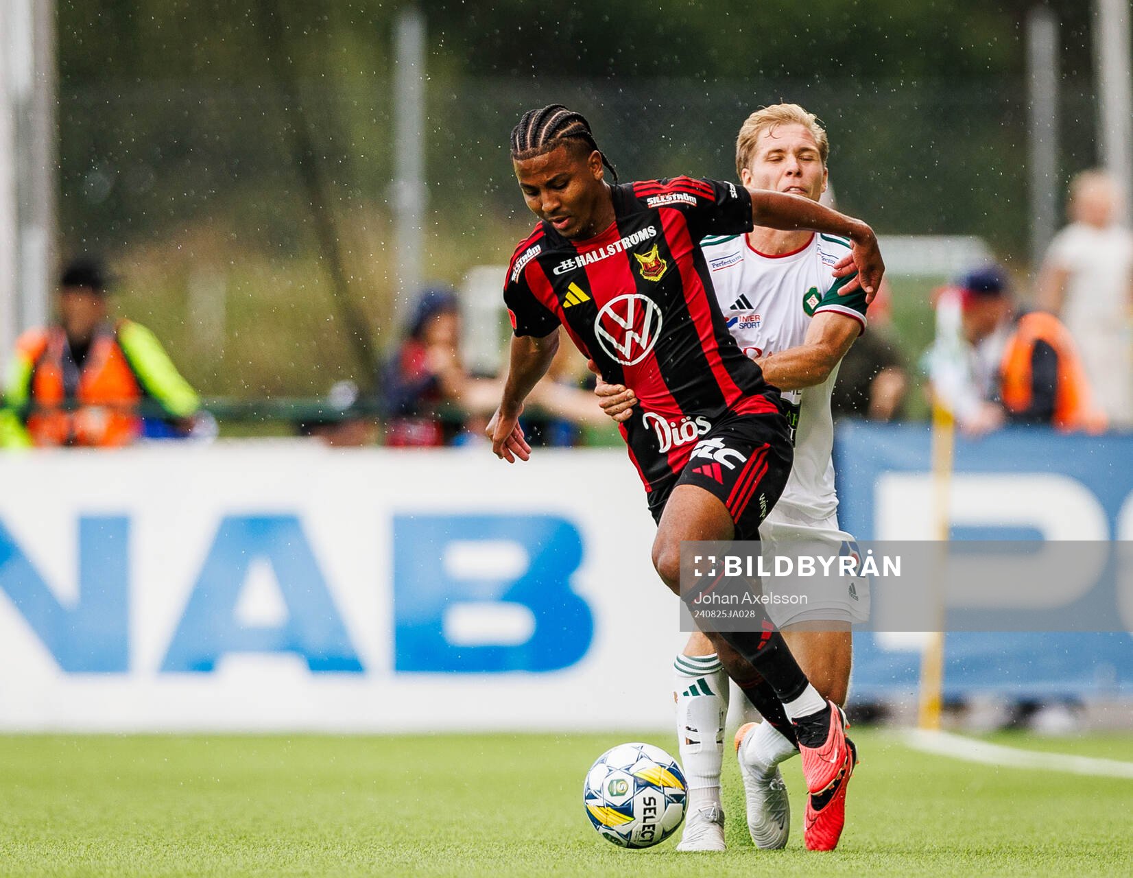 Östersunds Nebiyou Perry och Skövde AIKs Samuel Sörman under fotbollsmatchen i Superettan mellan Östersund och Skövde AIK den 25 augusti 2024 i Östersund.