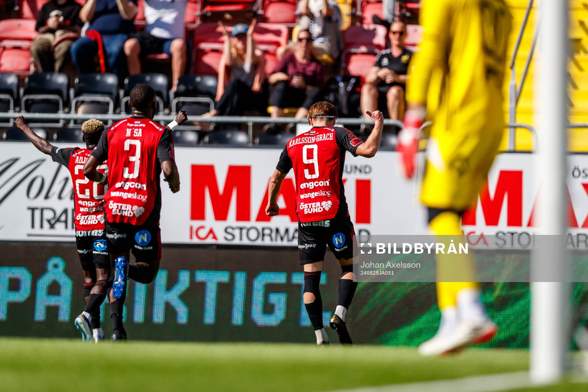 Östersunds Sebastian Karlsson Grach jublar
