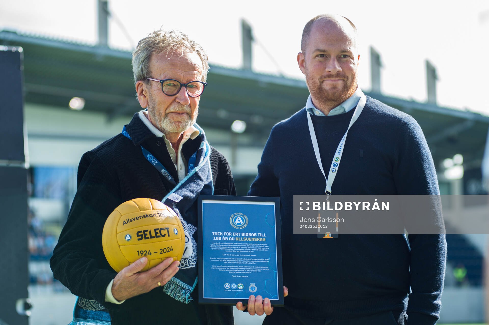 Representant från Svensk Elitfotboll delar ut jubileumsbollen till Leif Lindstrand inför fotbollsmatchen i Superettan mellan Gefle och Öster den 25 augusti 2024 i Gävle.