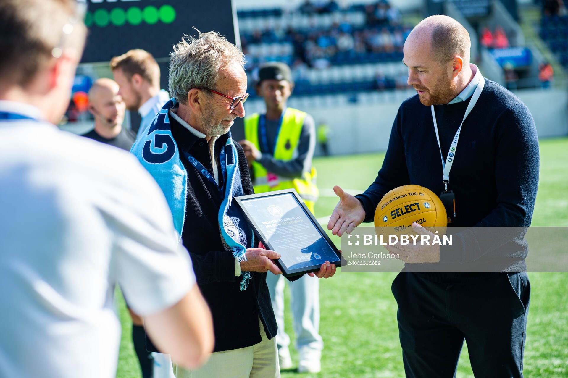 Kristoffer Lövberg från Svensk Elitfotboll delar ut en Allsvenskan 100 år jubileumsboll i retrostil till Leif Lindstrand inför fotbollsmatchen i Superettan mellan Gefle och Öster den 25 augusti 2024 i Gävle.