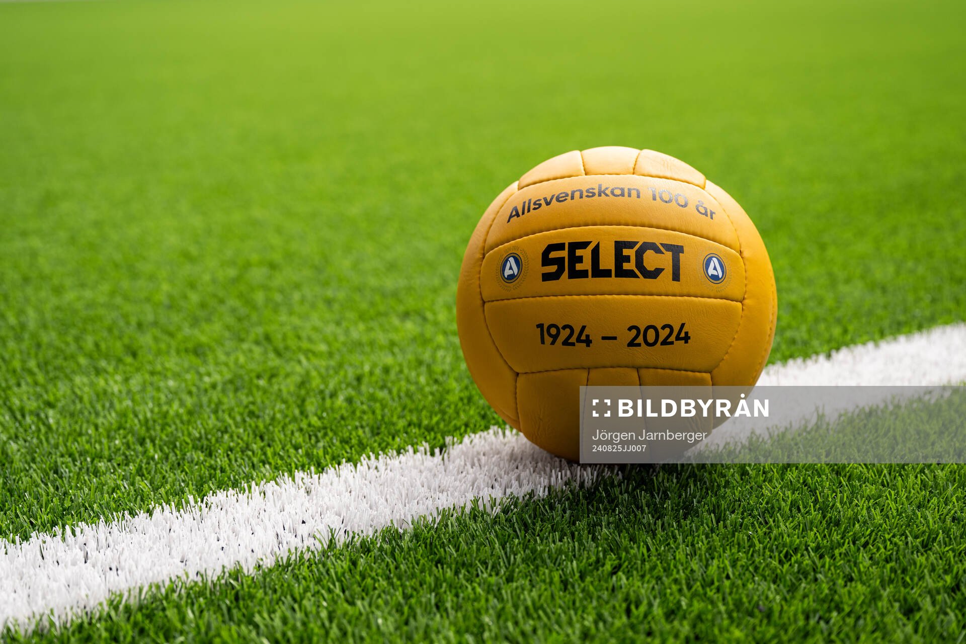 Allsvenskans jubileumsboll för 100 år inför fotbollsmatchen i Allsvenskan mellan Elfsborg och IFK Göteborg den 25 augusti 2024 i Borås.