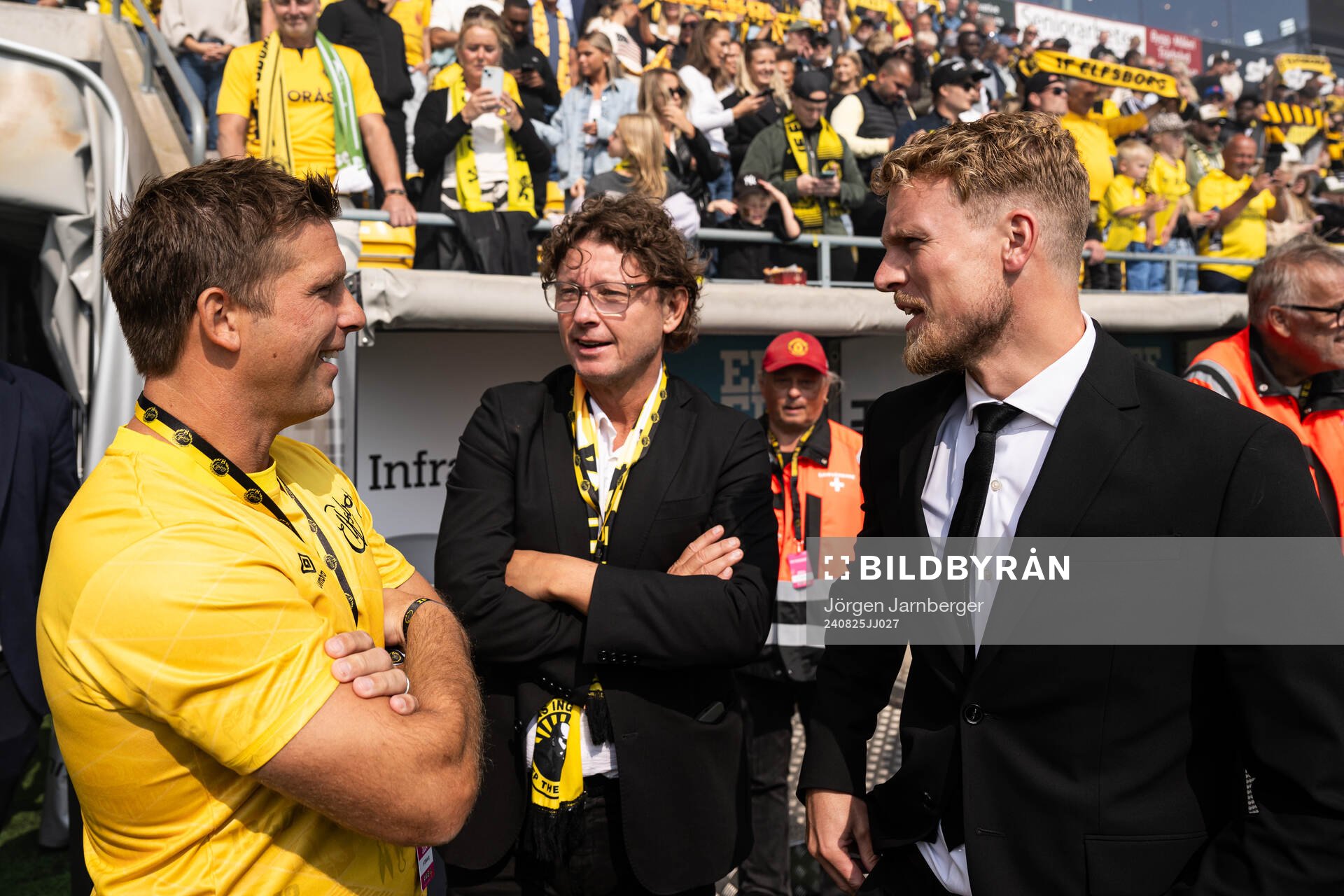 Anders Svensson i samtal med Elfsborgs klubbchef Stefan Andreasson och manager Oscar Hiljemark under fotbollsmatchen i Allsvenskan mellan Elfsborg och IFK Göteborg den 25 augusti 2024 i Borås.