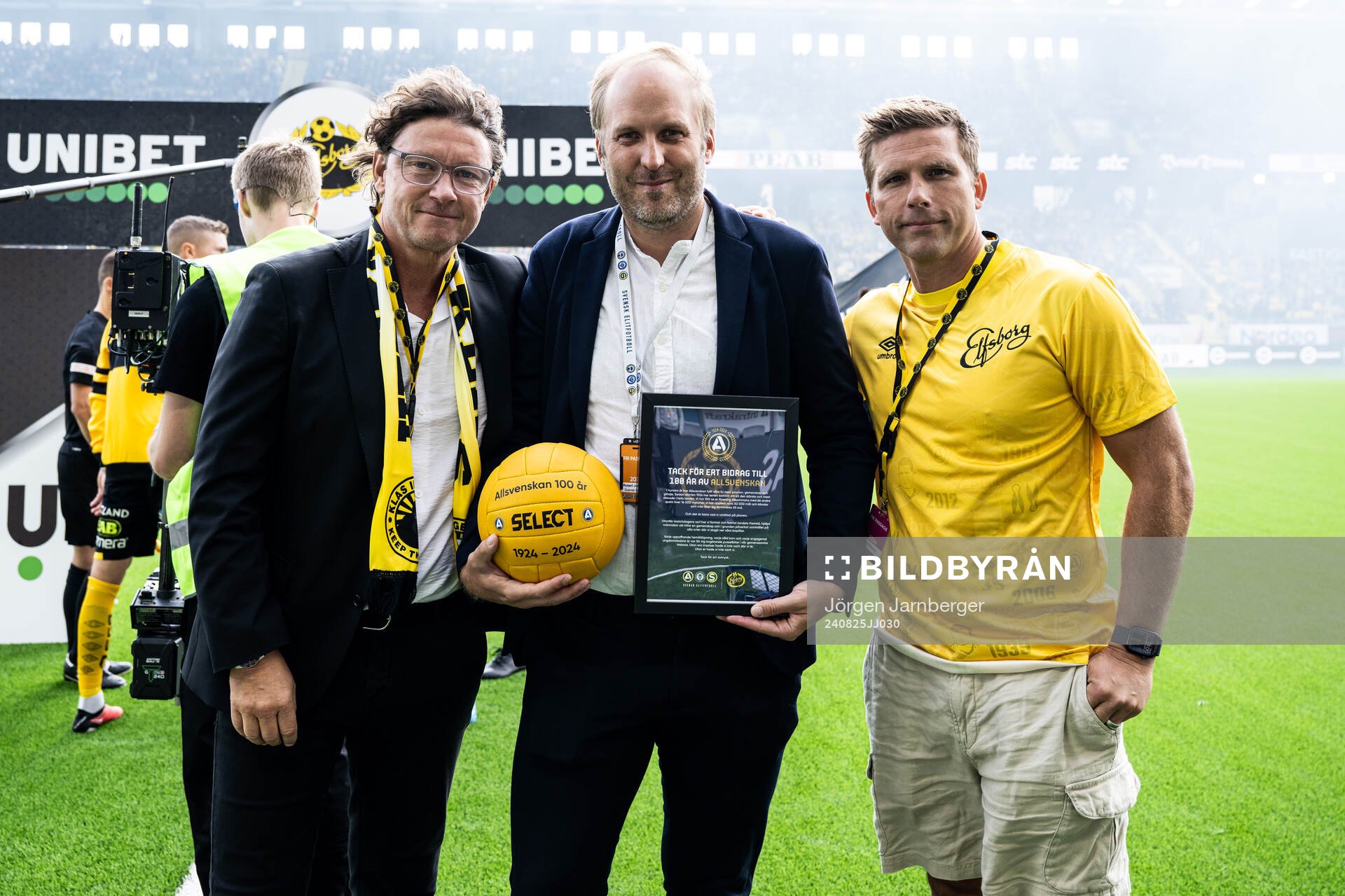 Elfsborgs klubbchef Stefan Andreasson, SEF’s Robert Johansson och Anders Svensson under utdelning av jubileumsbollen inför fotbollsmatchen i Allsvenskan mellan Elfsborg och IFK Göteborg den 25 augusti 2024 i Borås.