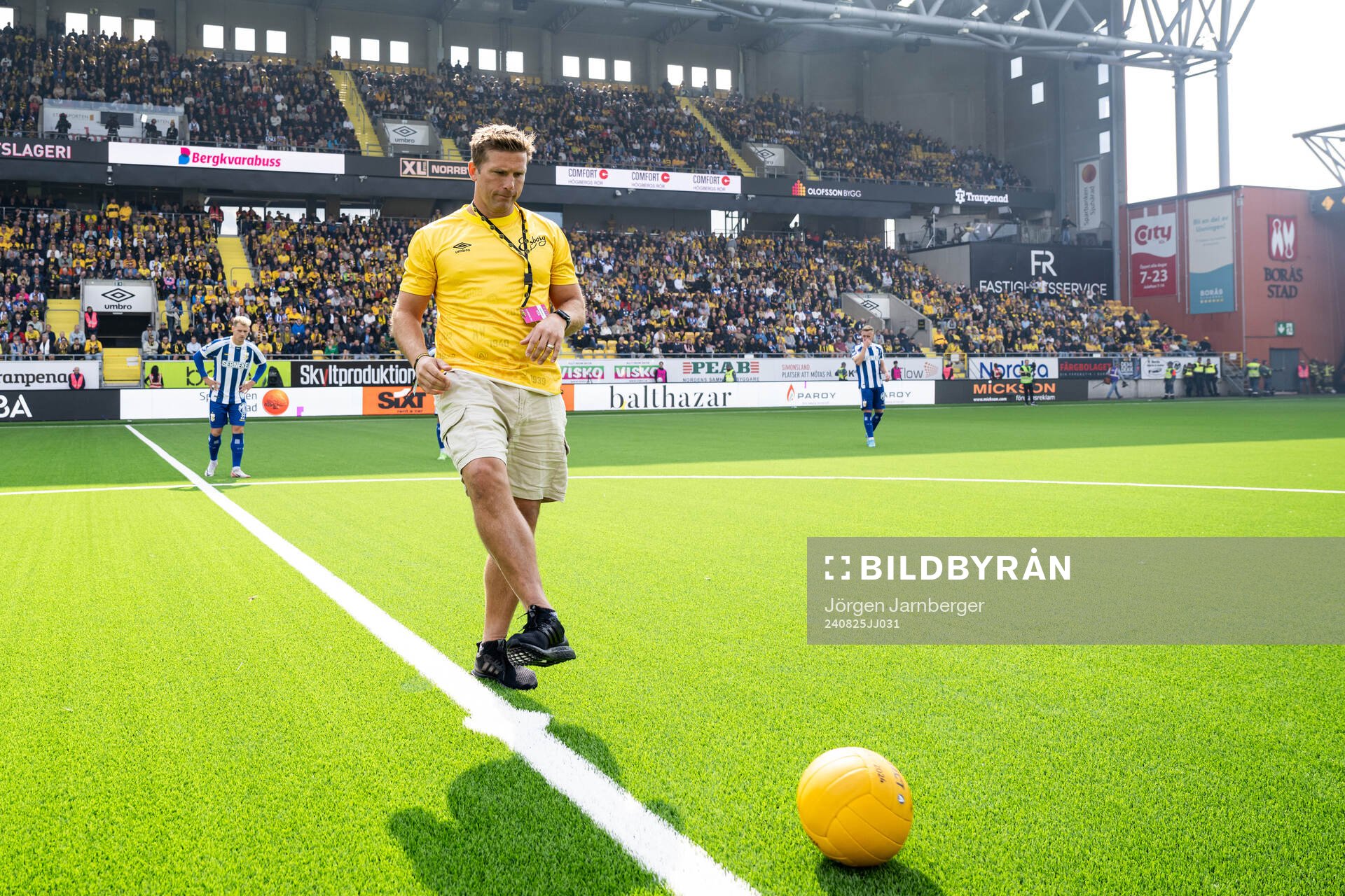 Anders Svensson gör en avspark med jubileumsbollen efter utdelning av jubileumsbollen inför fotbollsmatchen i Allsvenskan mellan Elfsborg och IFK Göteborg den 25 augusti 2024 i Borås.