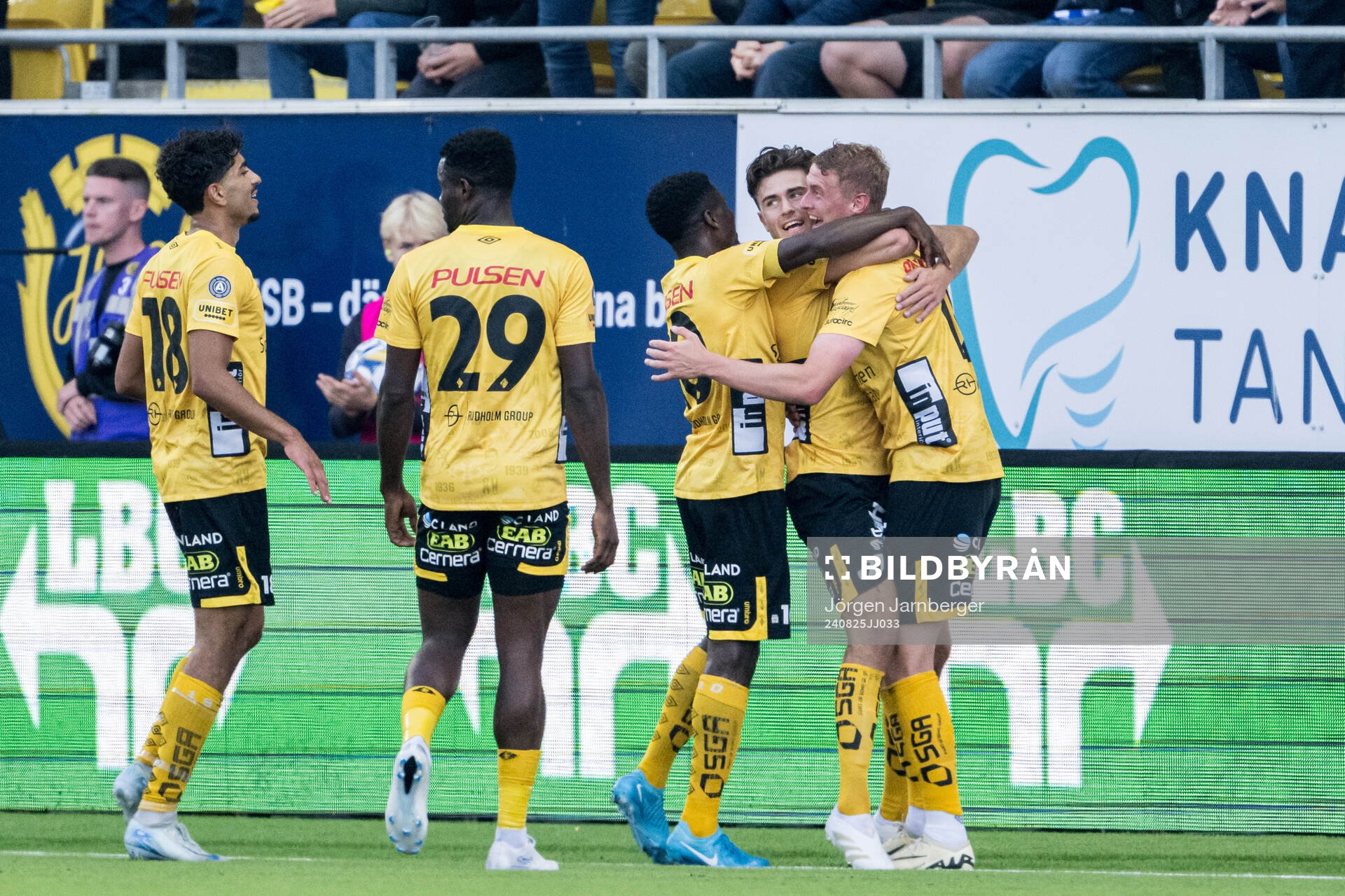 Elfsborgs Emil Holten jublar med lagkamrater