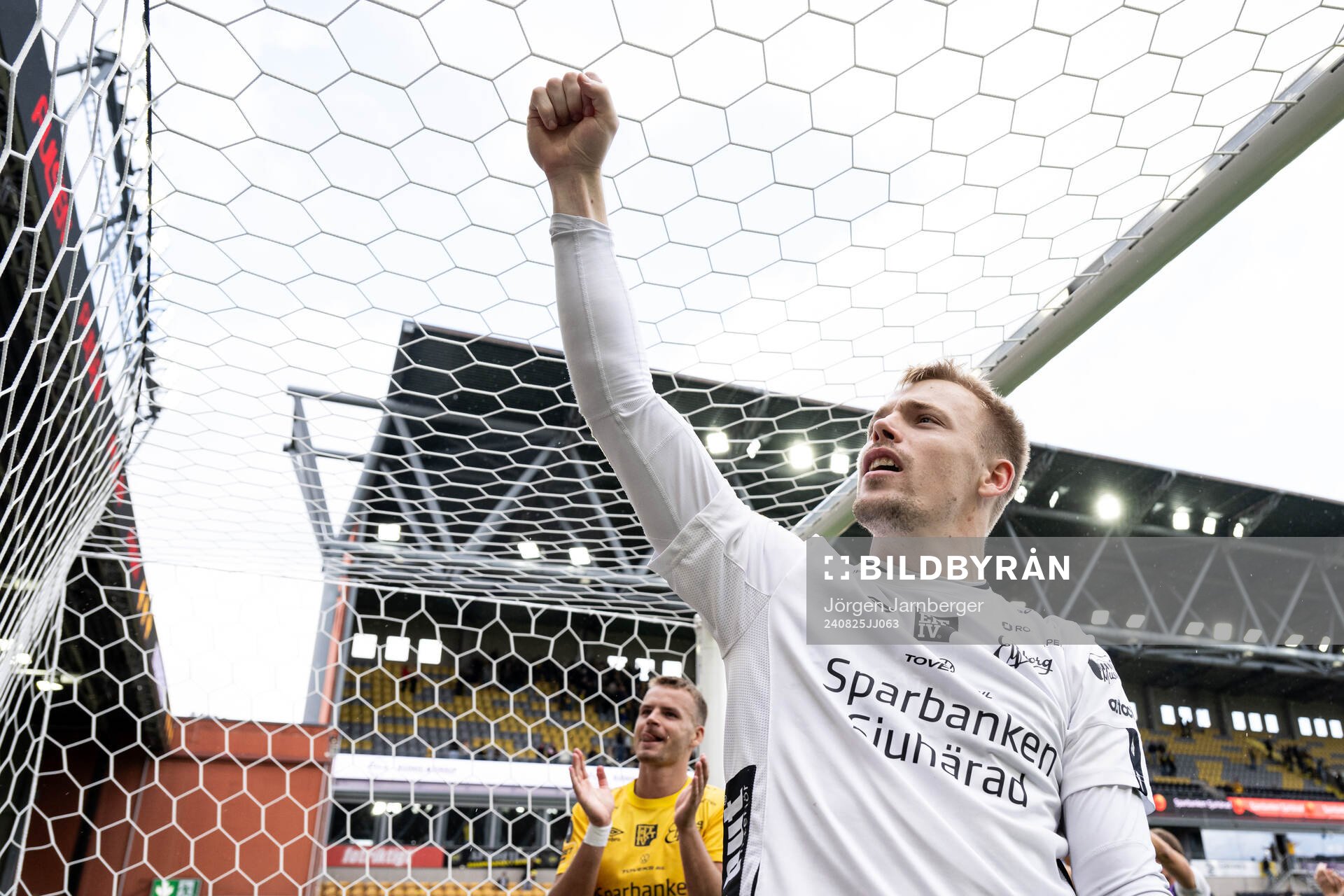 Elfsborgs målvakt Isak Pettersson jublar