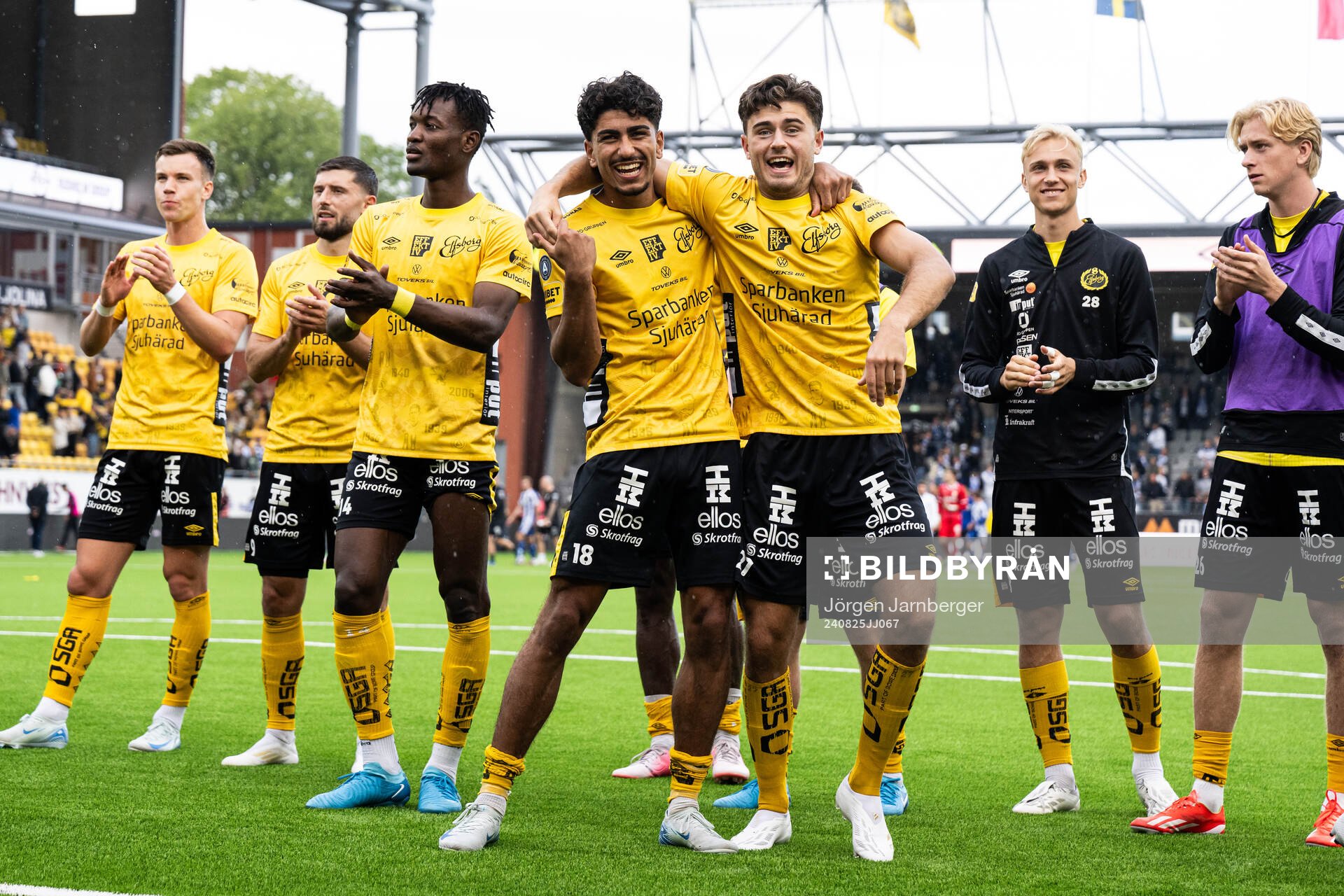 Elfsborgs Ahmed Qasem och Besfort Zeneli jublar efter fotbollsmatchen i Allsvenskan mellan Elfsborg och IFK Göteborg den 25 augusti 2024 i Borås.