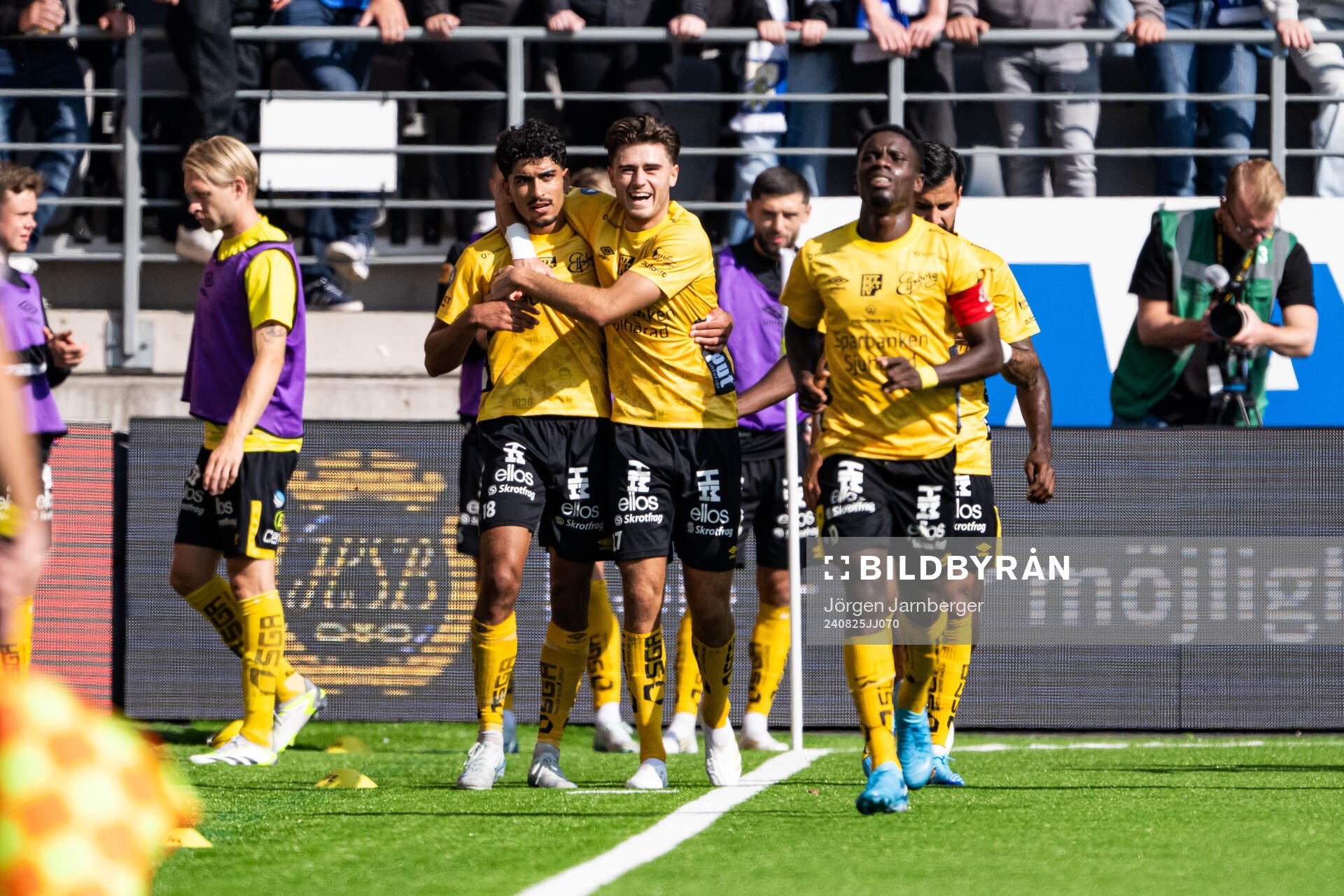 Elfsborgs Ahmed Qasem jublar med Besfort Zeneli