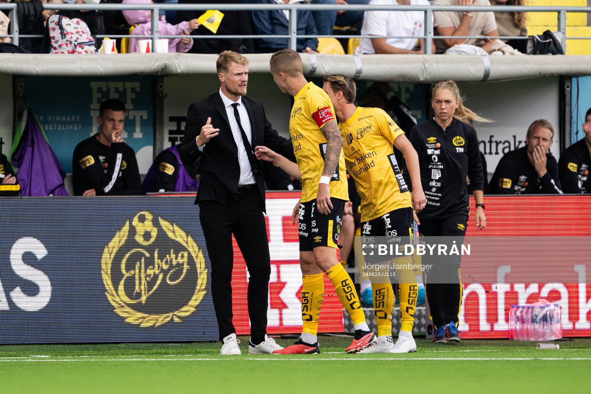 Elfsborgs manager Oscar Hiljemark diskuterar med Sebastian
