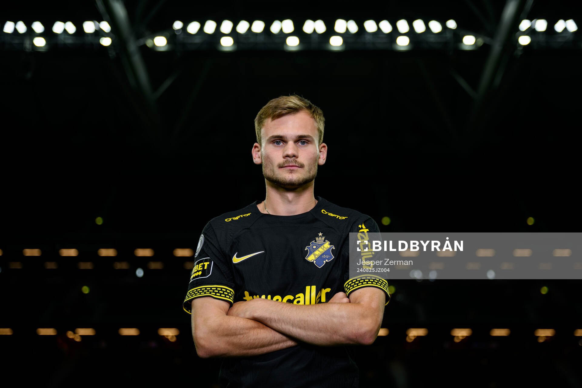 Oscar Uddenäs poserar för ett porträtt i samband med att han presenterats som ett nyförvärv för AIK den 25 augusti 2024 i Stockholm. 