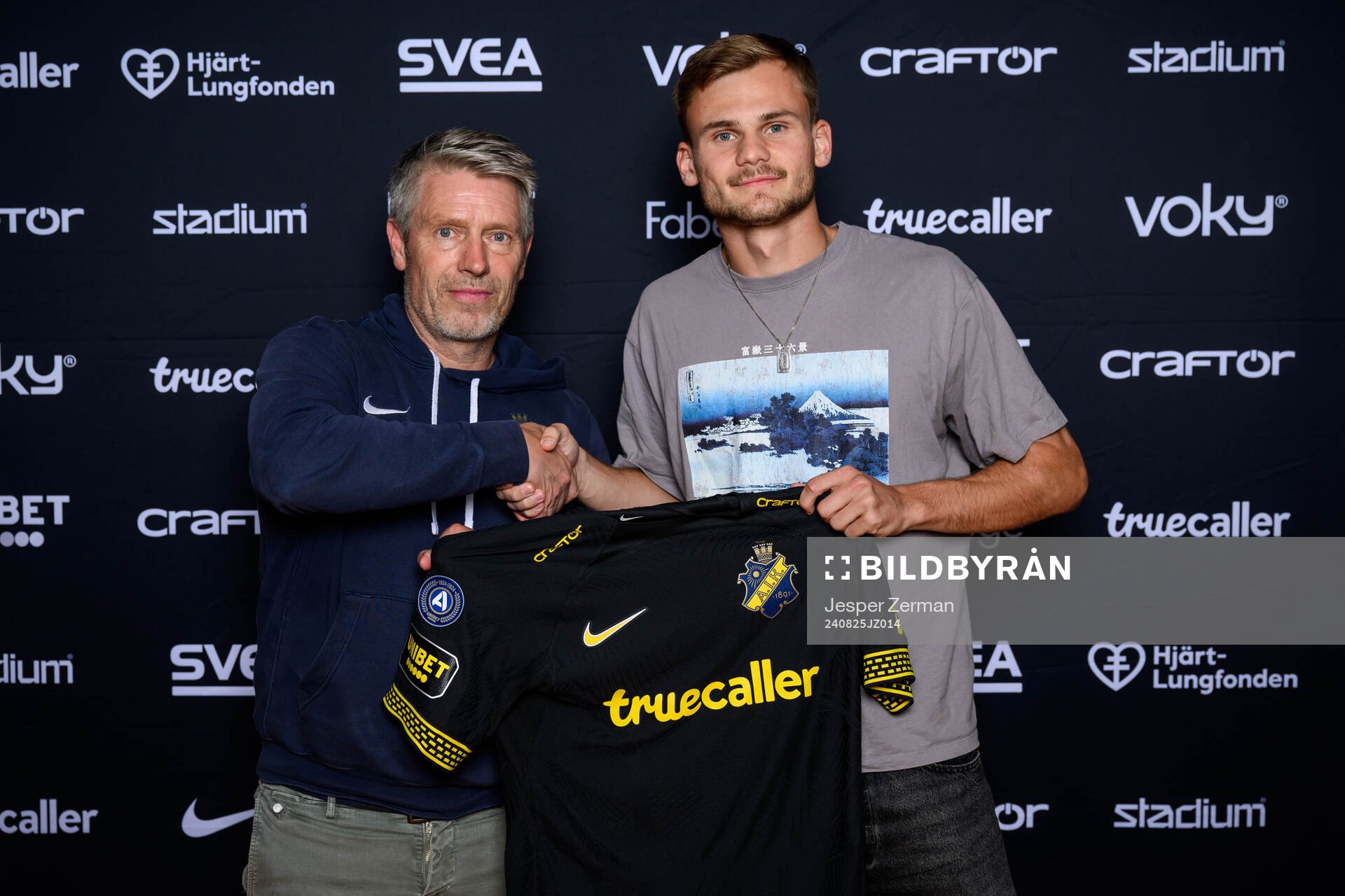 AIKs sportchef Thomas Berntsen och Oscar Uddenäs poserar för ett porträtt i samband med att han presenterats som ett nyförvärv för AIK den 25 augusti 2024 i Stockholm.