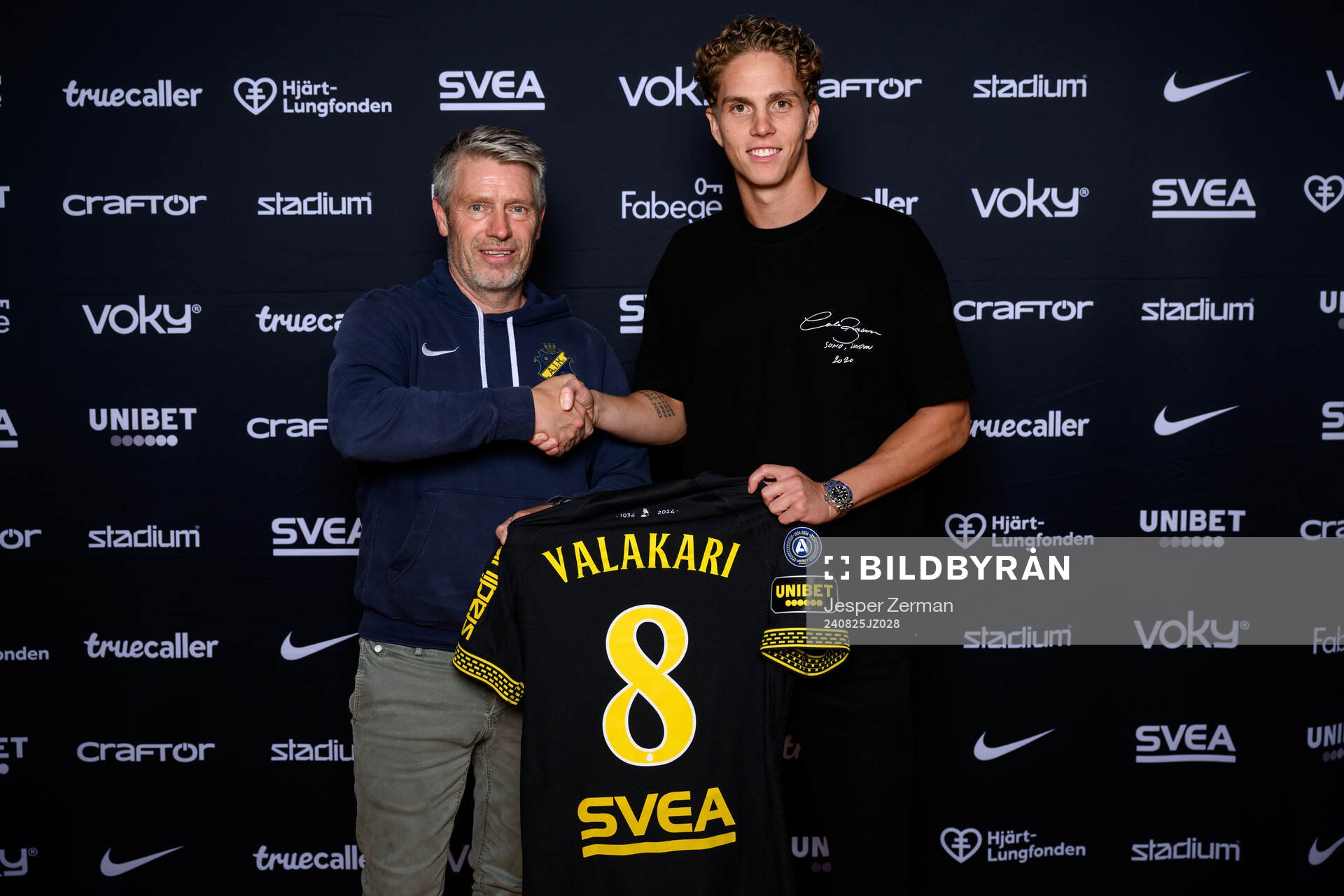 AIKs sportchef Thomas Berntsen och Onni Valakari