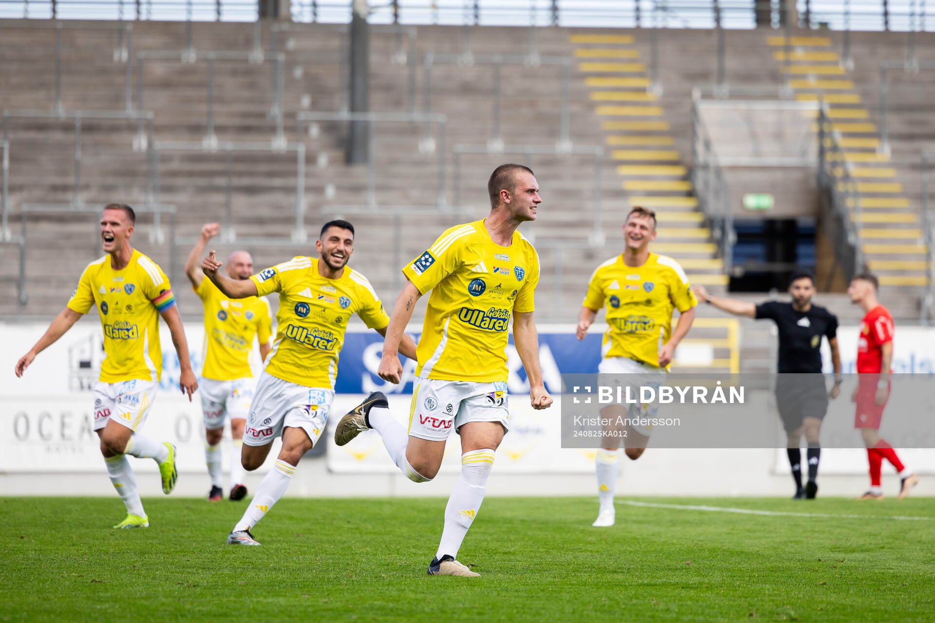 Falkenbergs Nils Bertilsson jublar efter 1-0 under fotbollsmatchen i Ettan södra mellan Falkenberg och Torslanda den 25 augusti 2024 i Falkenberg. 