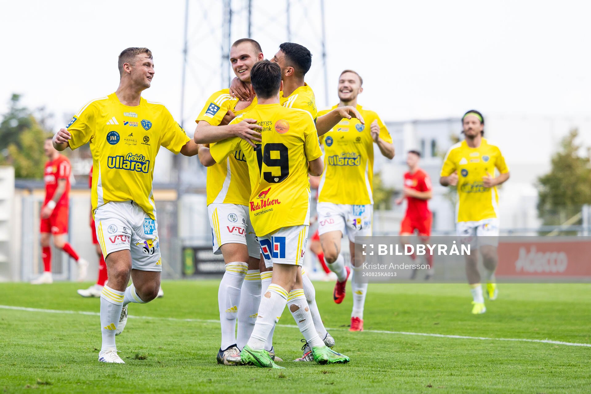 Falkenbergs Nils Bertilsson jublar med laget