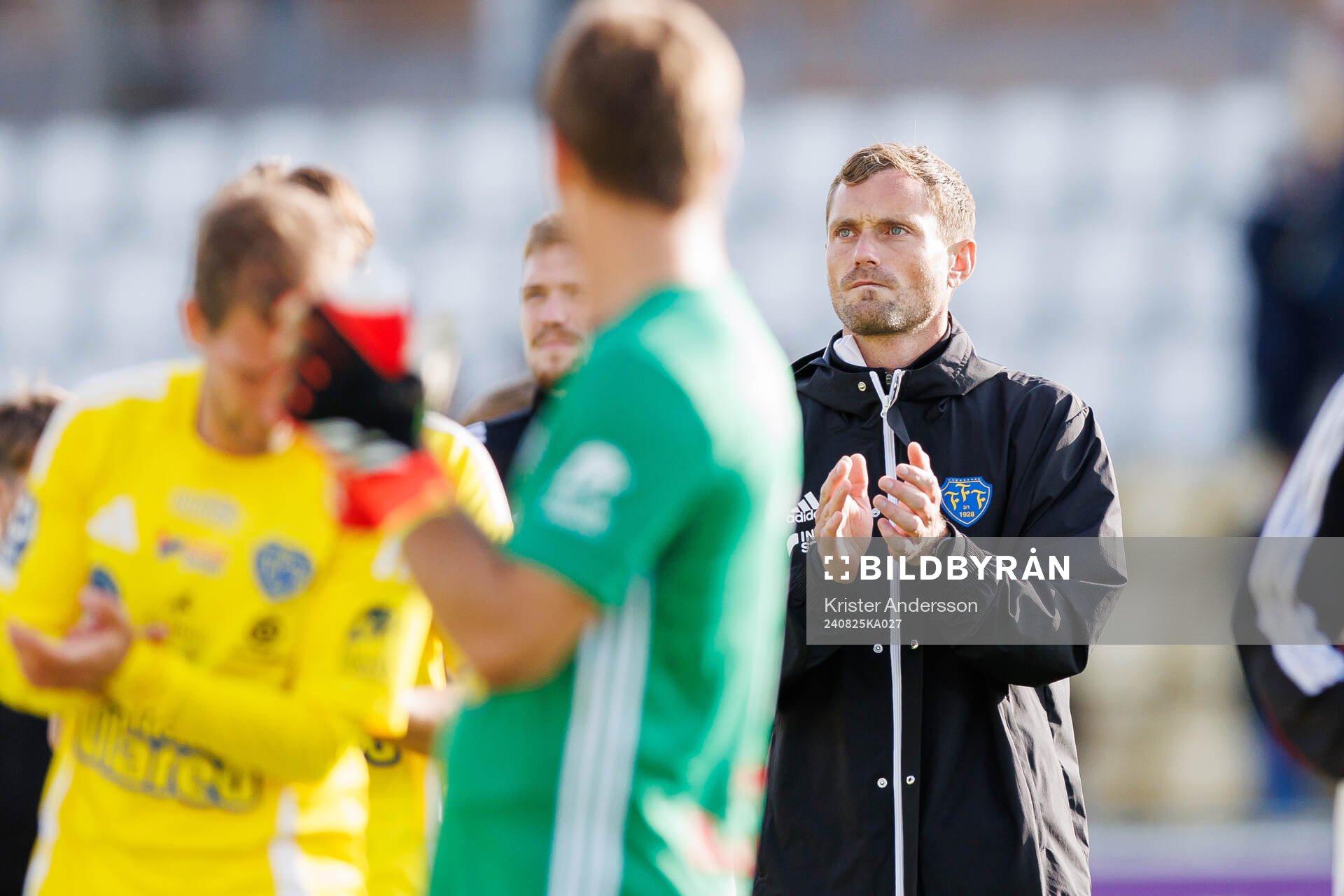 Falkenbergs assisterande tränare Tobias Tuvesson jublar efter fotbollsmatchen i Ettan södra mellan Falkenberg och Torslanda den 25 augusti 2024 i Falkenberg.