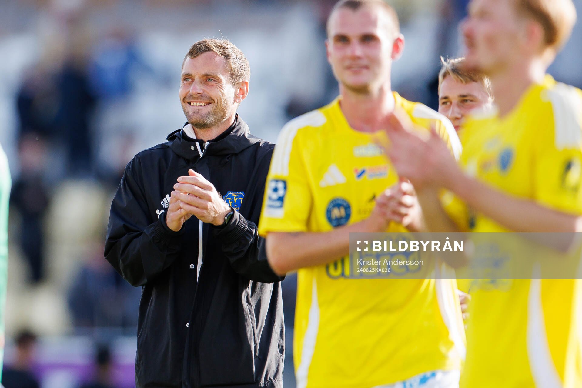 Falkenbergs assisterande tränare Tobias Tuvesson jublar efter fotbollsmatchen i Ettan södra mellan Falkenberg och Torslanda den 25 augusti 2024 i Falkenberg.