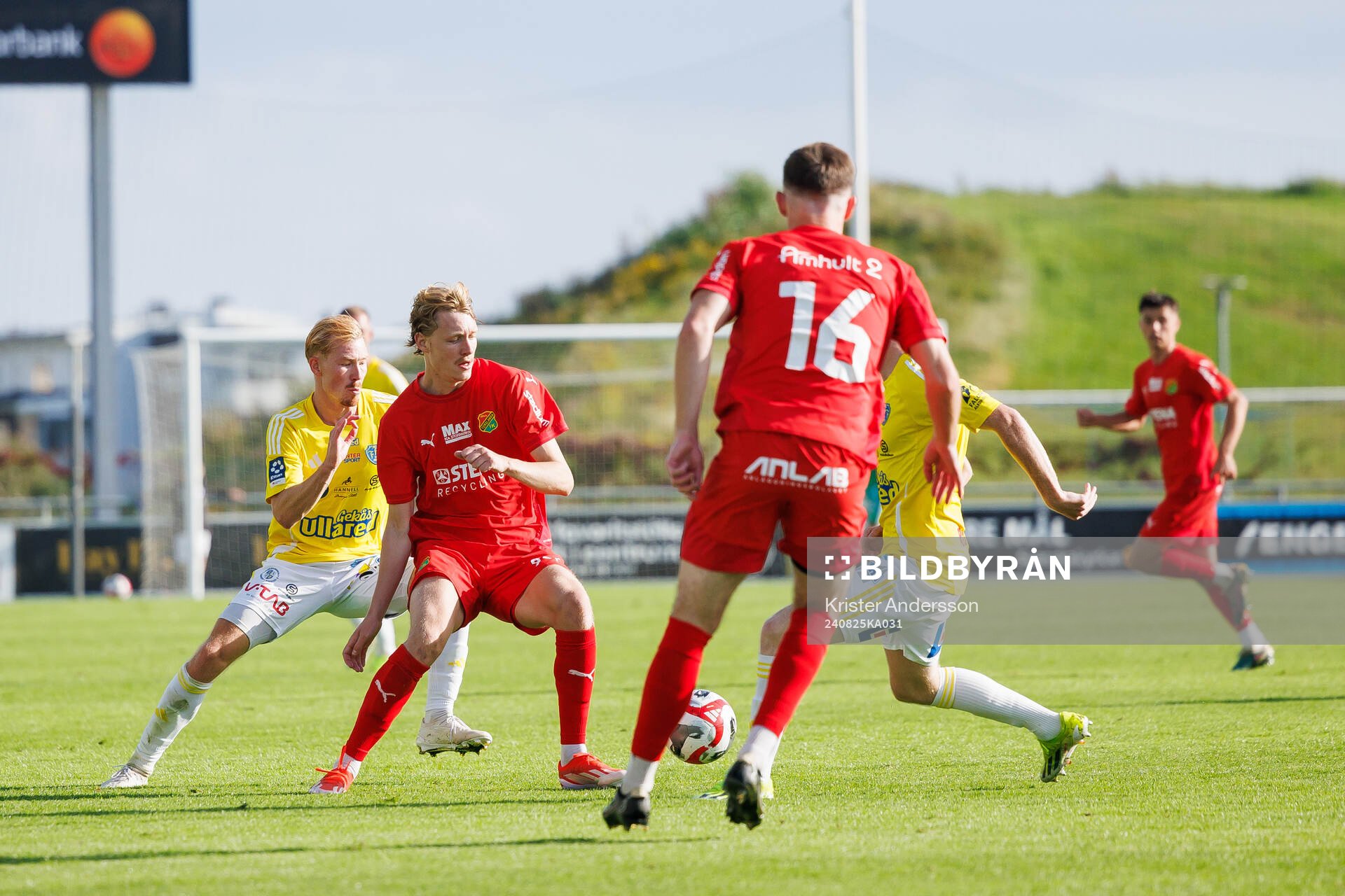 Falkenbergs Linus Borgström och Torslandas Liam Filip Andersson under fotbollsmatchen i Ettan södra mellan Falkenberg och Torslanda den 25 augusti 2024 i Falkenberg.