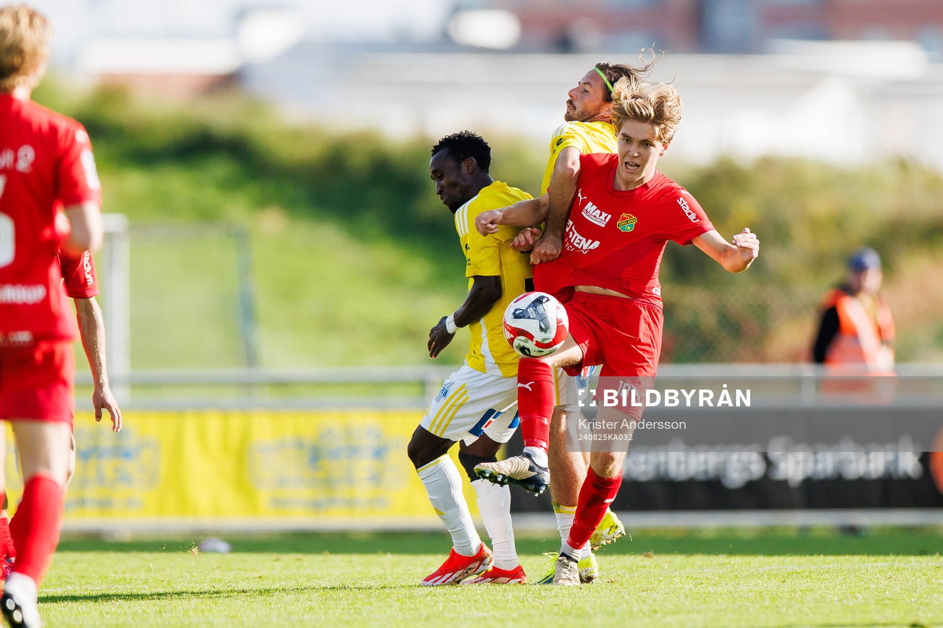 Falkenbergs Wanbe Godwin Aguda och Rasmus Andersson i kamp med Torslandas Hannes Davidsson under fotbollsmatchen i Ettan södra mellan Falkenberg och Torslanda den 25 augusti 2024 i Falkenberg.