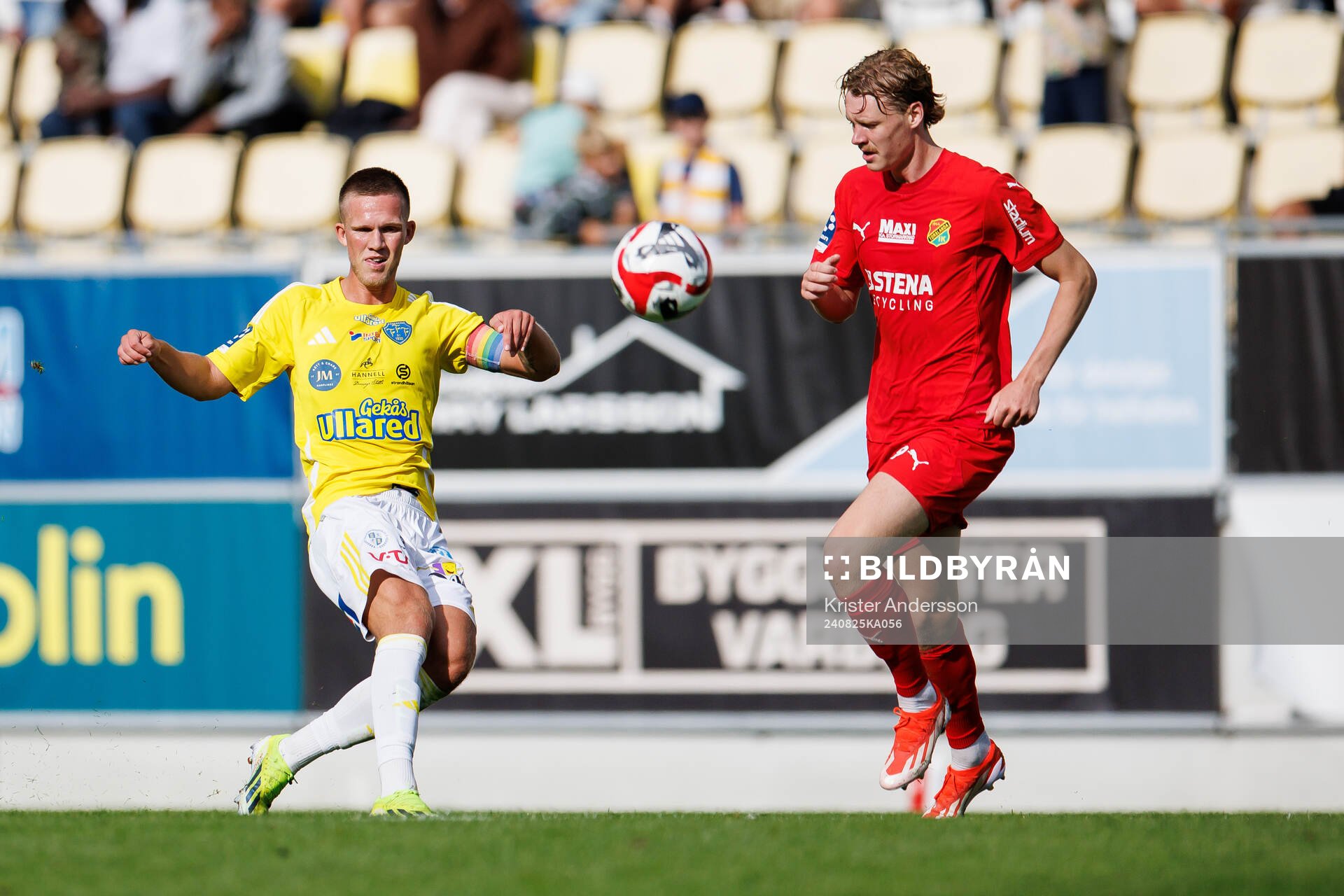 Falkenbergs Tim Stålheden och Torslandas Liam Filip Andersson under fotbollsmatchen i Ettan södra mellan Falkenberg och Torslanda den 25 augusti 2024 i Falkenberg.