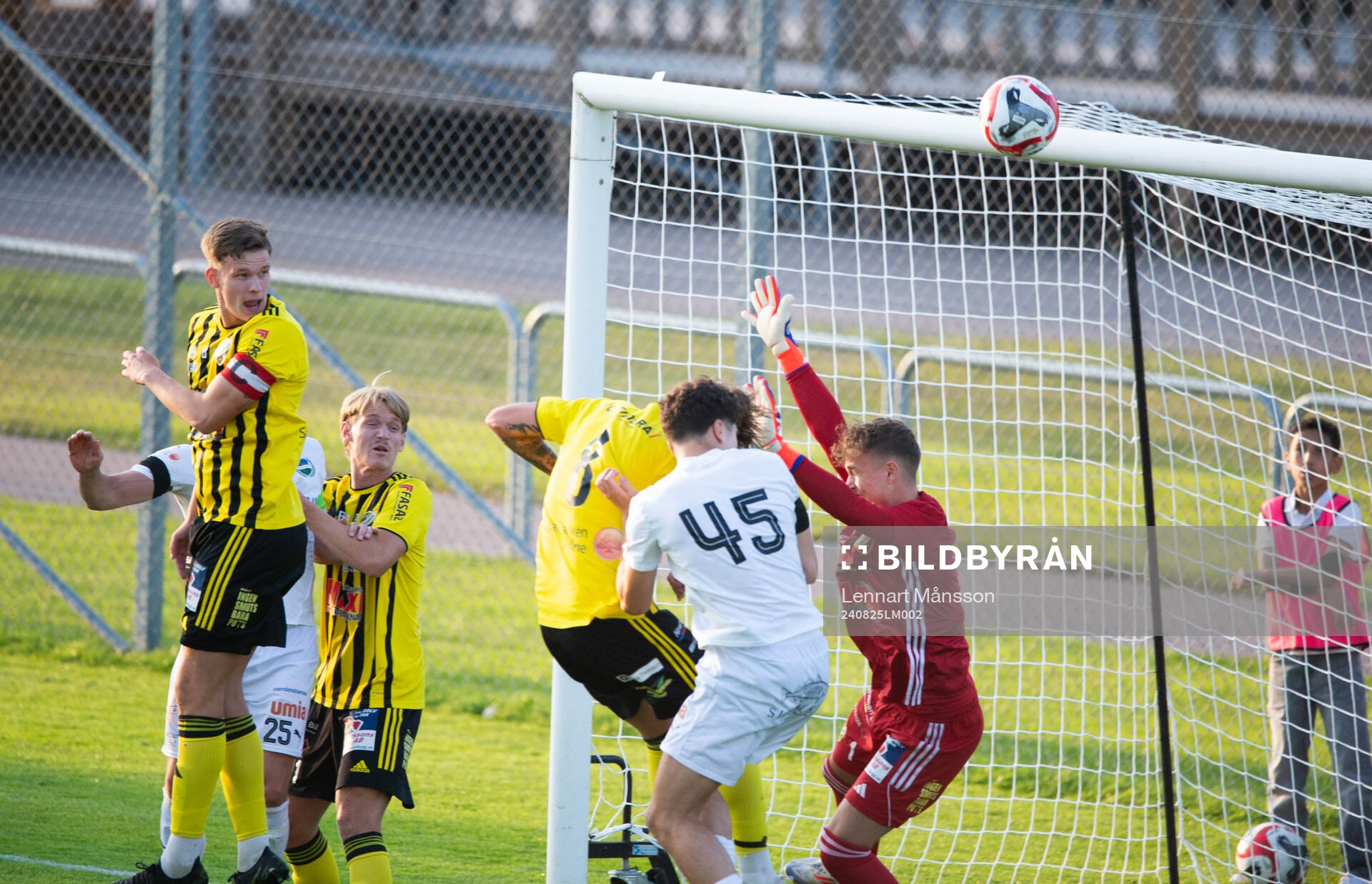 IFK Hässleholms 18-årige målvakt Alve Lind tippar bollen i ribban i matchen i division 2 mellan IFK Hässleholm och Österlens FF 26 augusti 2024.