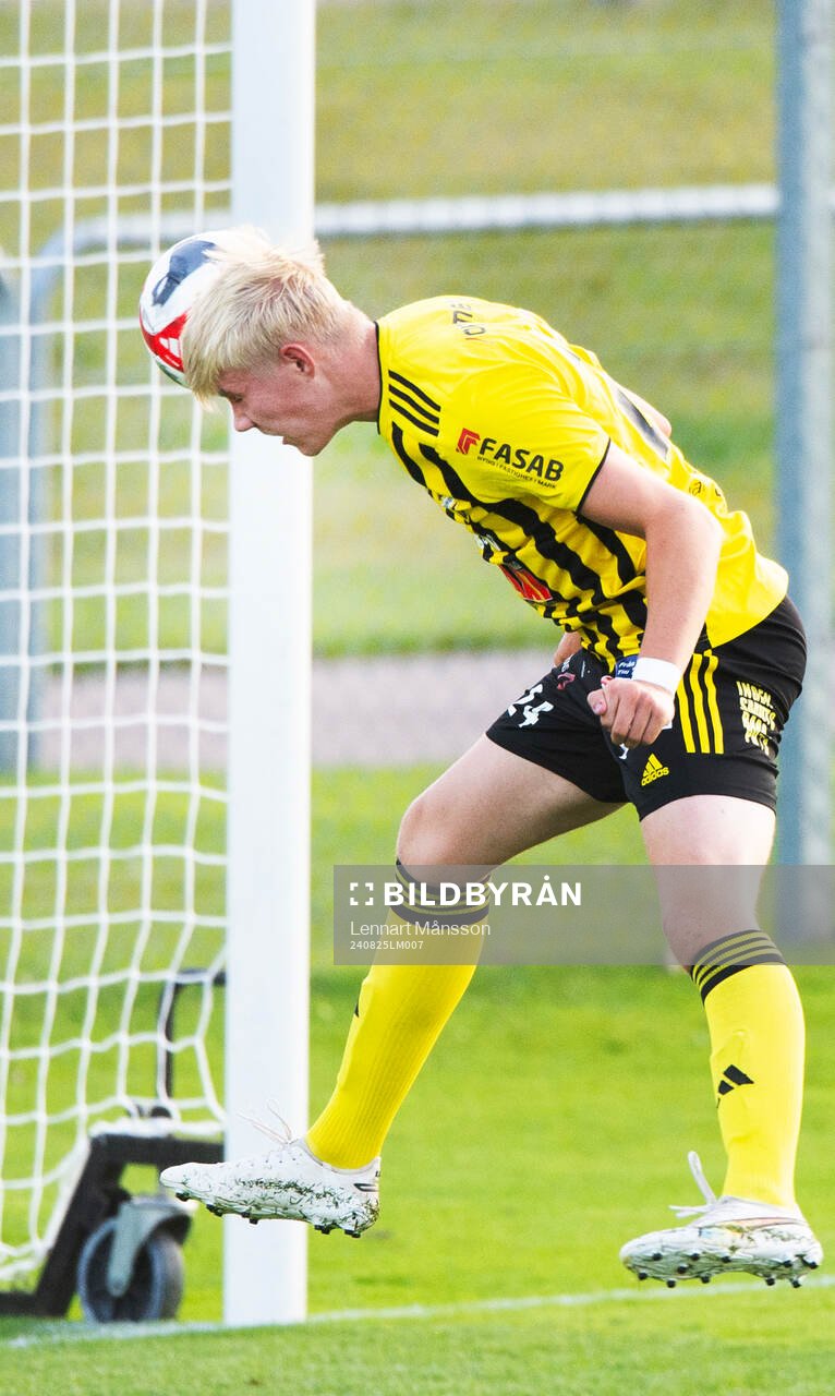 IFK Hässleholms Linus Roslund nickar i matchen i division