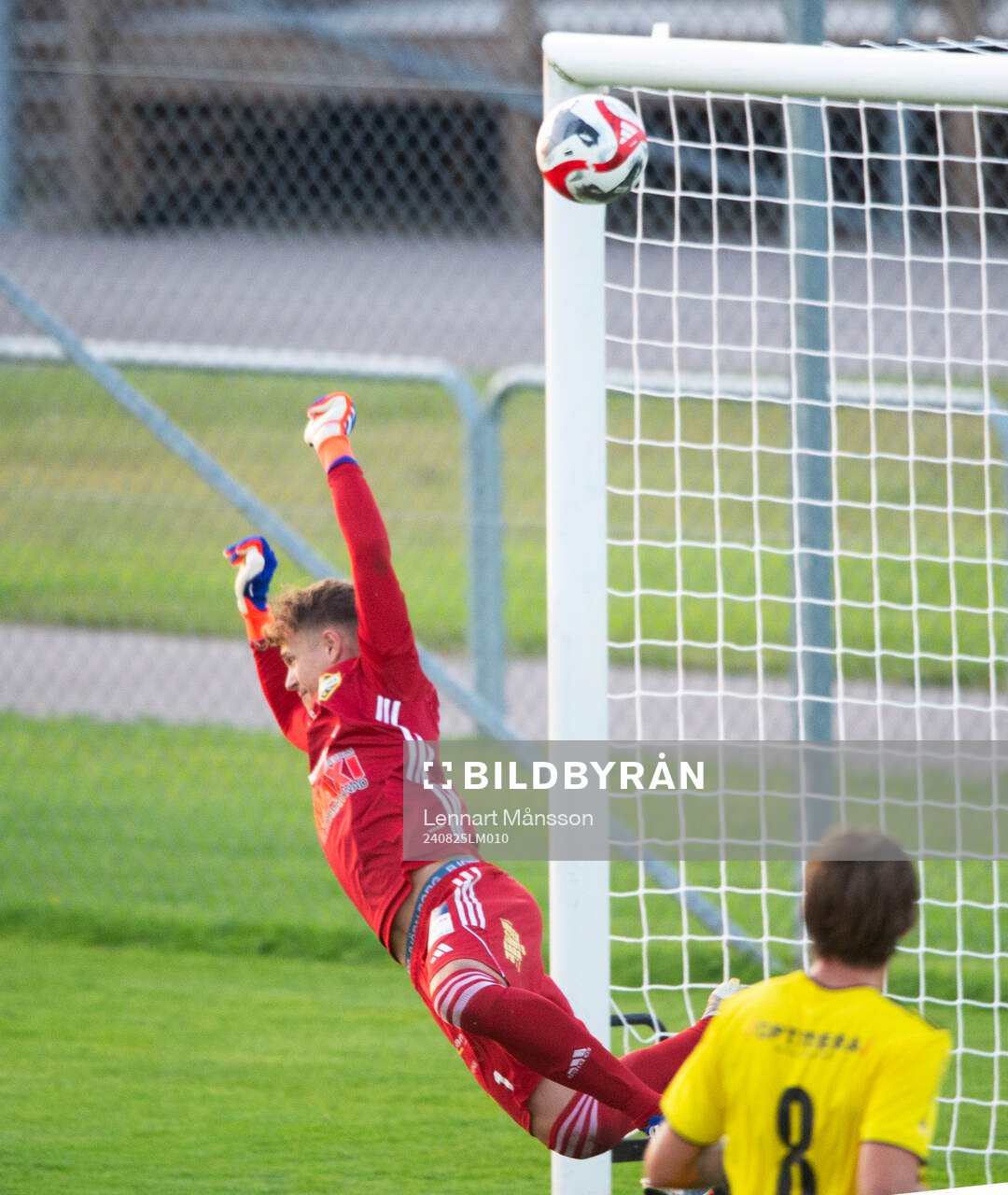 IFK Hässleholms 18-årige målvakt Alve Lind tippar bollen i ribban i matchen i division 2 mellan IFK Hässleholm och Österlens FF 26 augusti 2024.