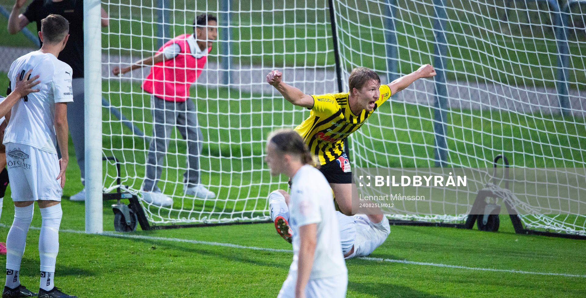 IFK Hässleholms Hugo Arvidsson har nickat in 2-1 och