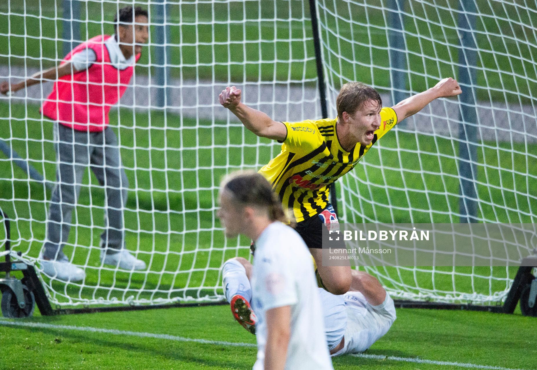 IFK Hässleholms Hugo Arvidsson har nickat in 2-1 och