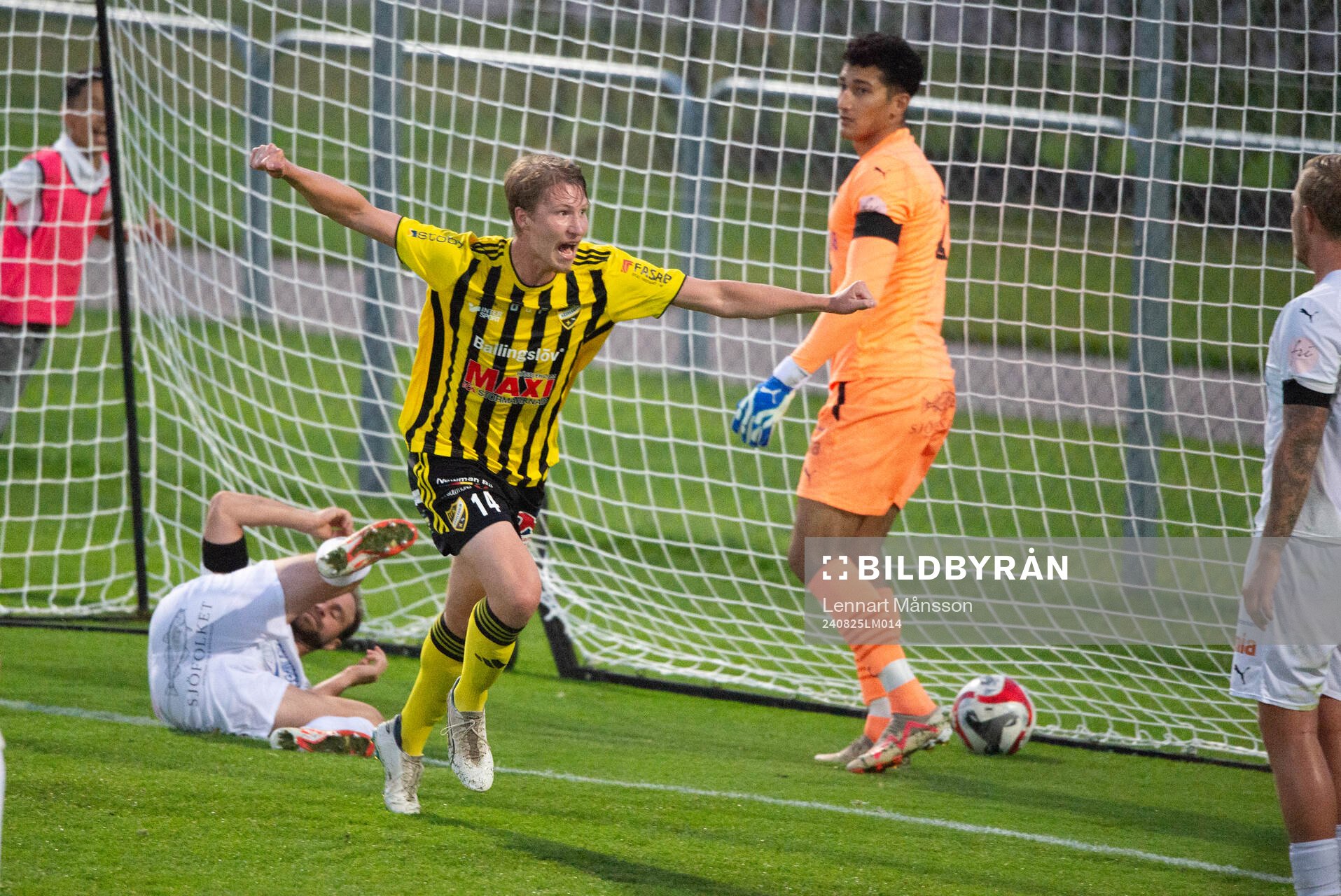 IFK Hässleholms Hugo Arvidsson har nickat in 2-1 och