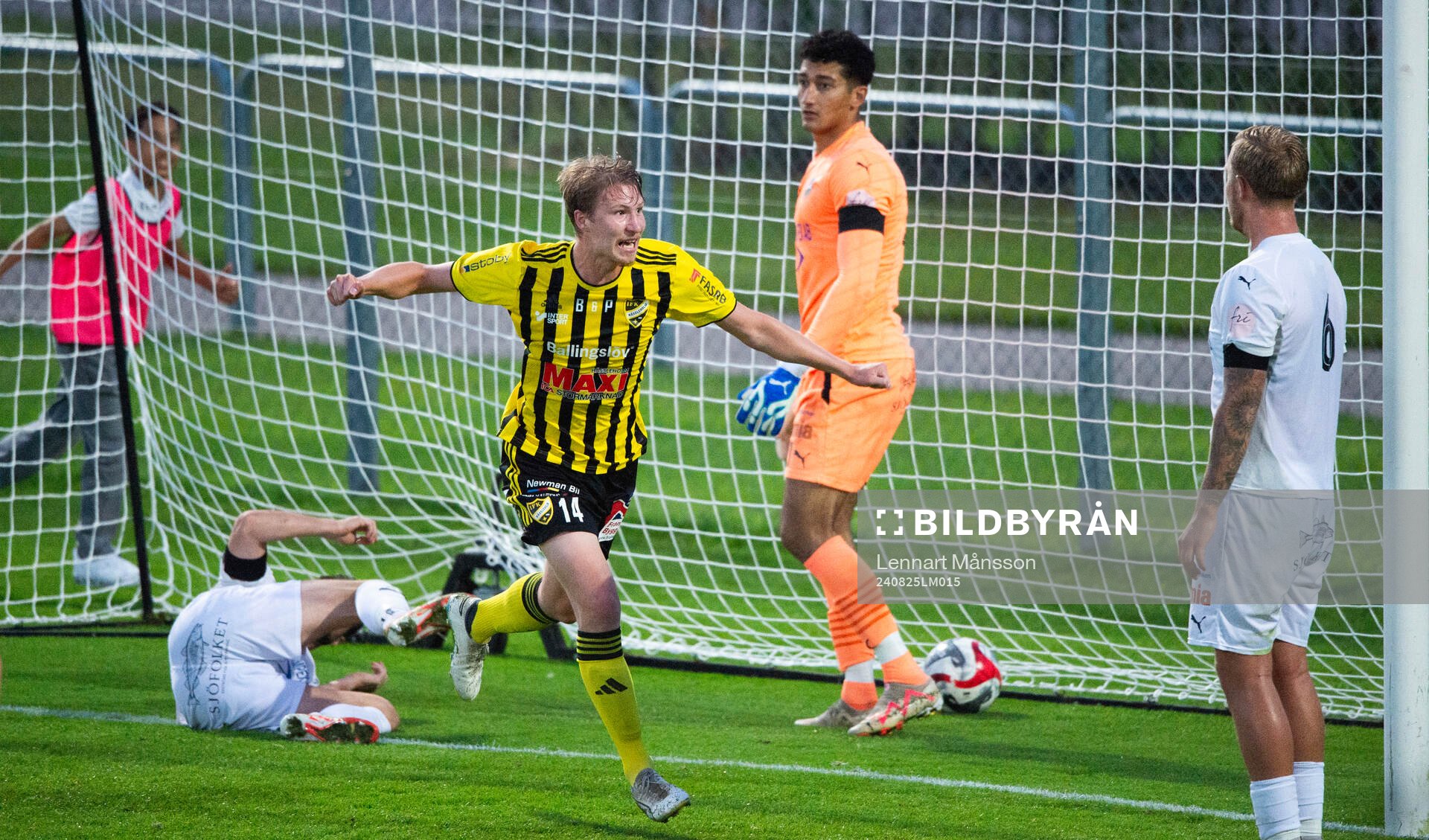 IFK Hässleholms Hugo Arvidsson har nickat in 2-1 och jublar i matchen i division 2 mellan IFK Hässleholm och Österlens FF 26 augusti 2024.
