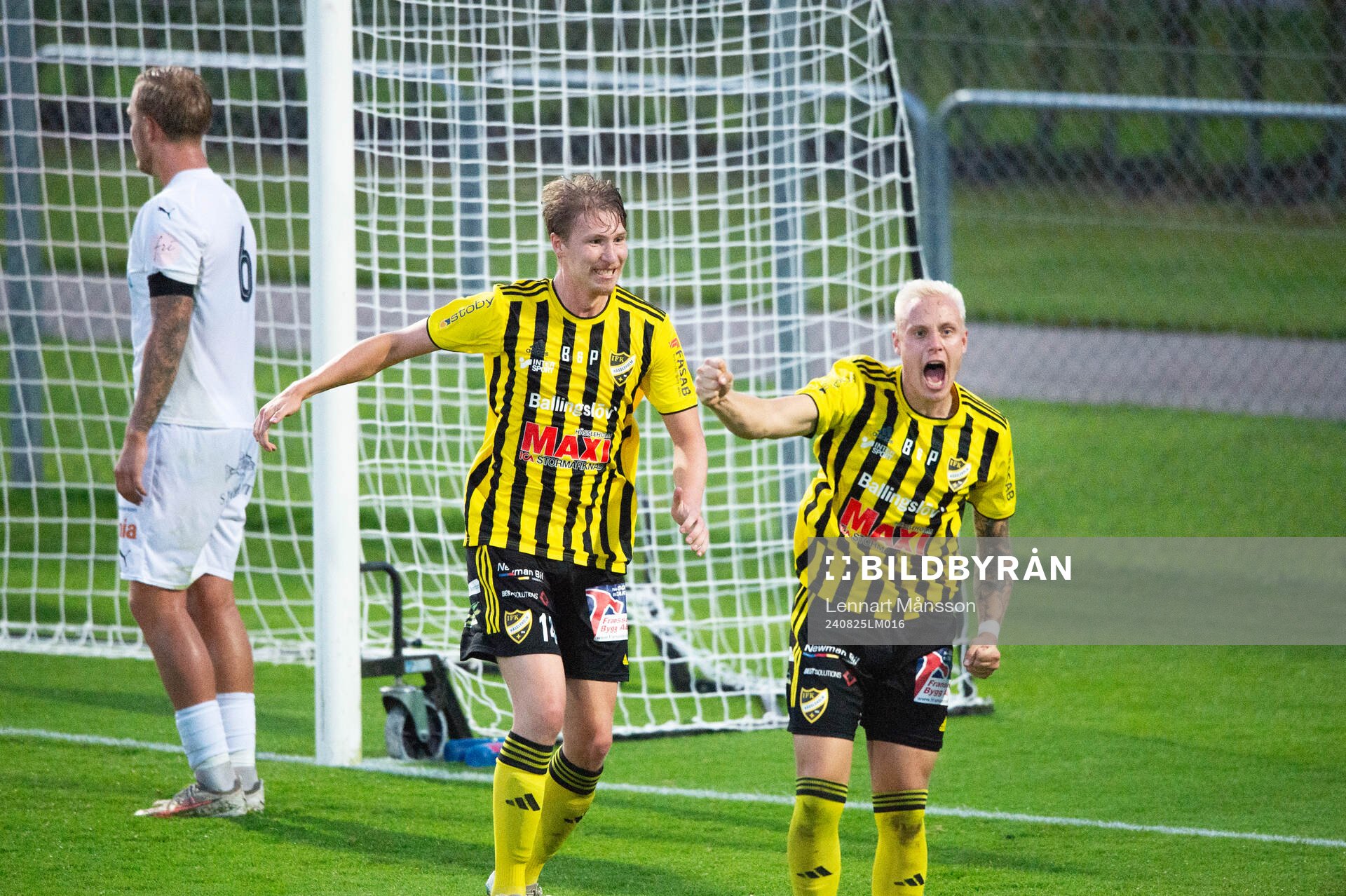 IFK Hässleholms Hugo Arvidsson har nickat in 2-1 och jublar