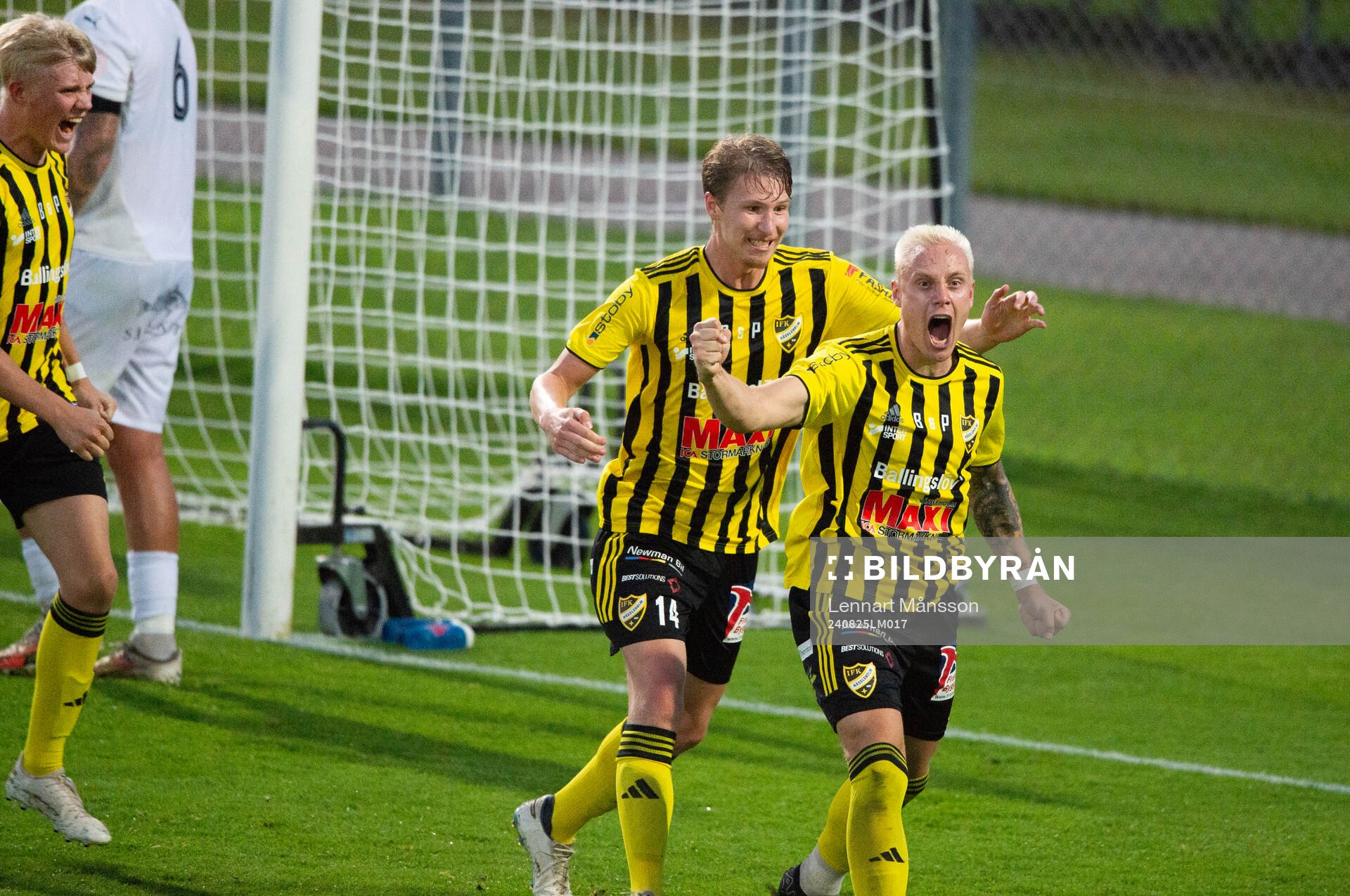 IFK Hässleholms Hugo Arvidsson har nickat in 2-1 och jublar tillsammans med Alexander Sjöström i matchen i division 2 mellan IFK Hässleholm och Österlens FF 26 augusti 2024.