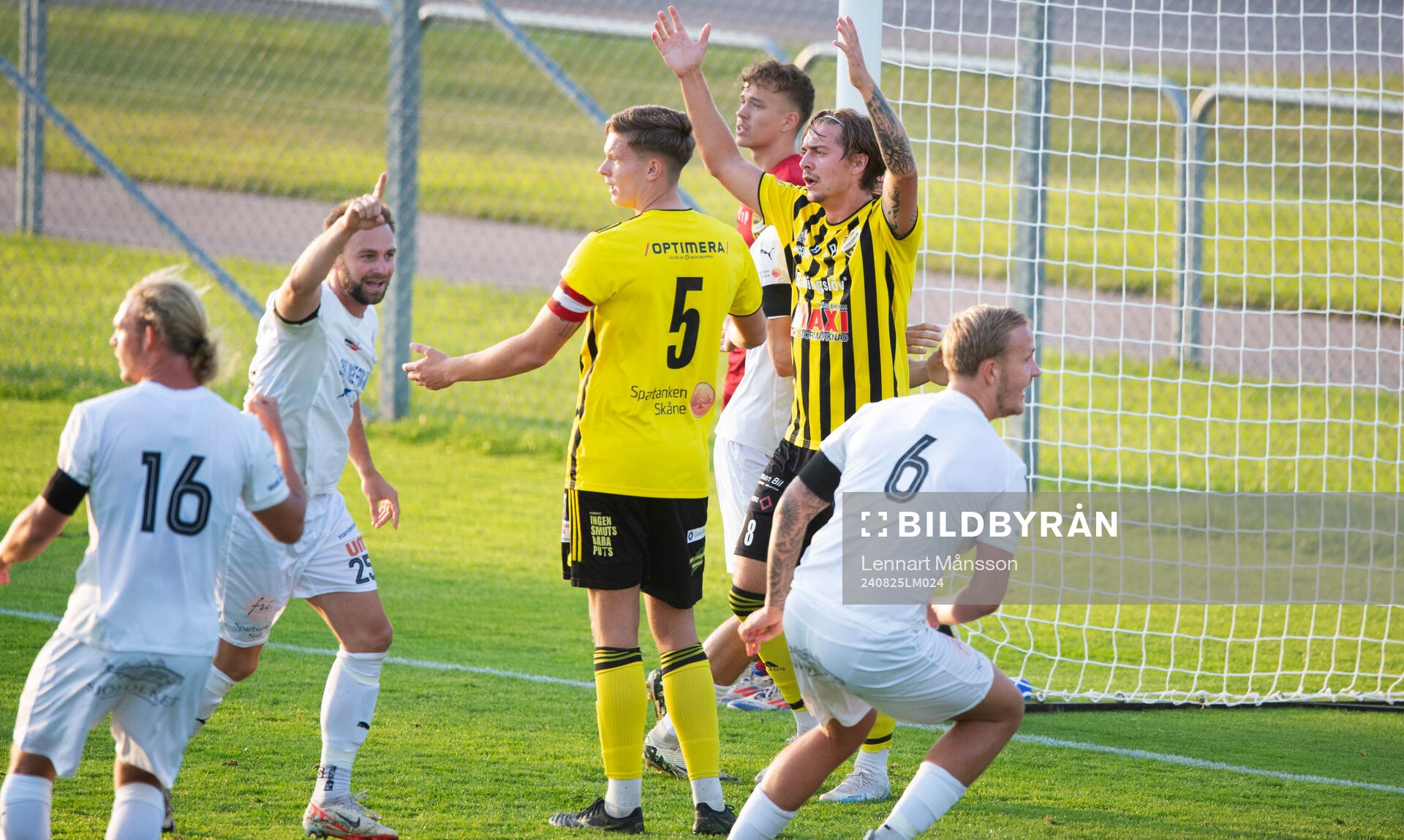 Österlen har gjort 0-1 och jublar i matchen i division 2 mellan IFK Hässleholm och Österlens FF 26 augusti 2024.