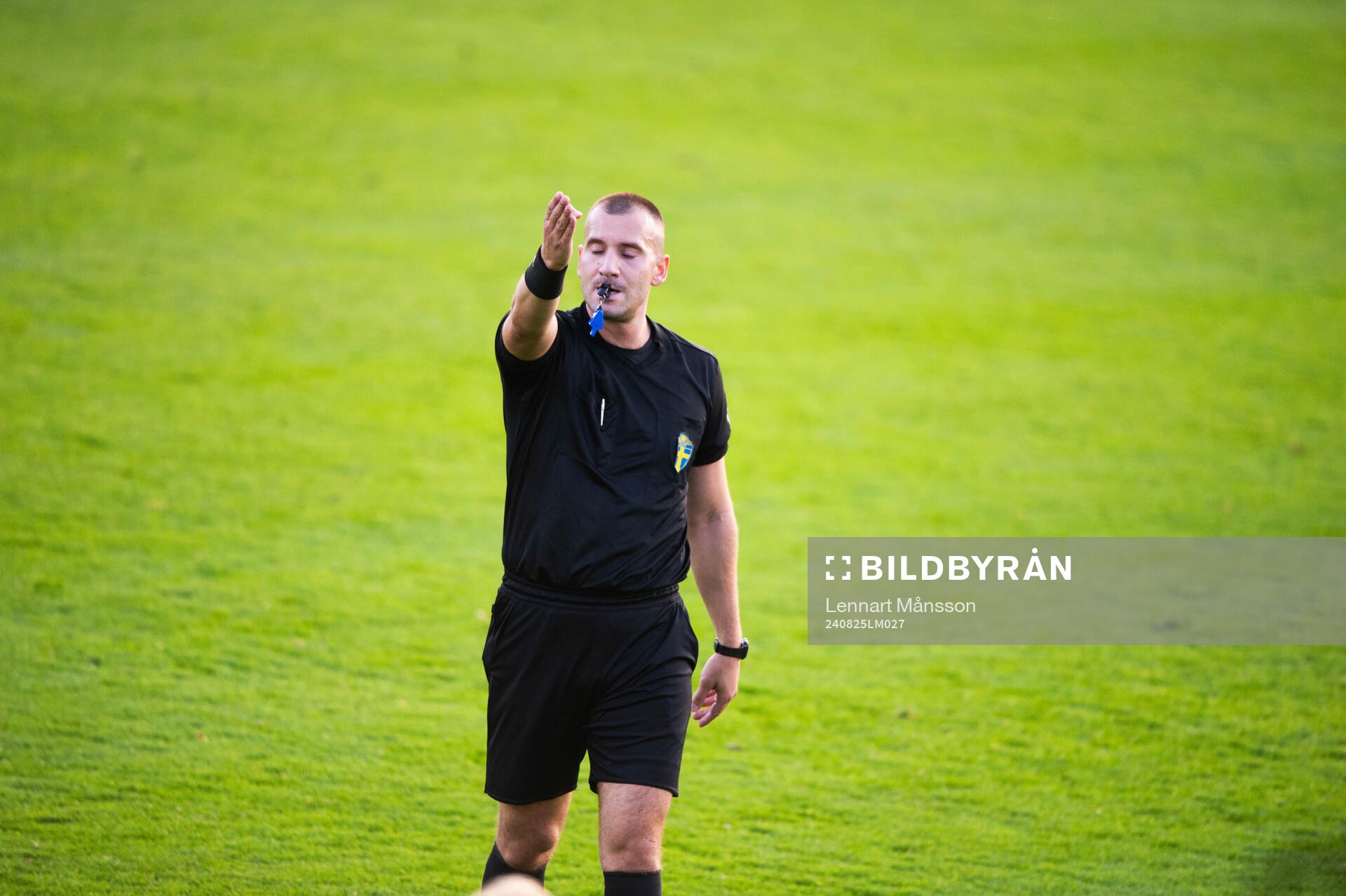 Domaren Stefan Velevski i matchen i division 2 mellan IFK