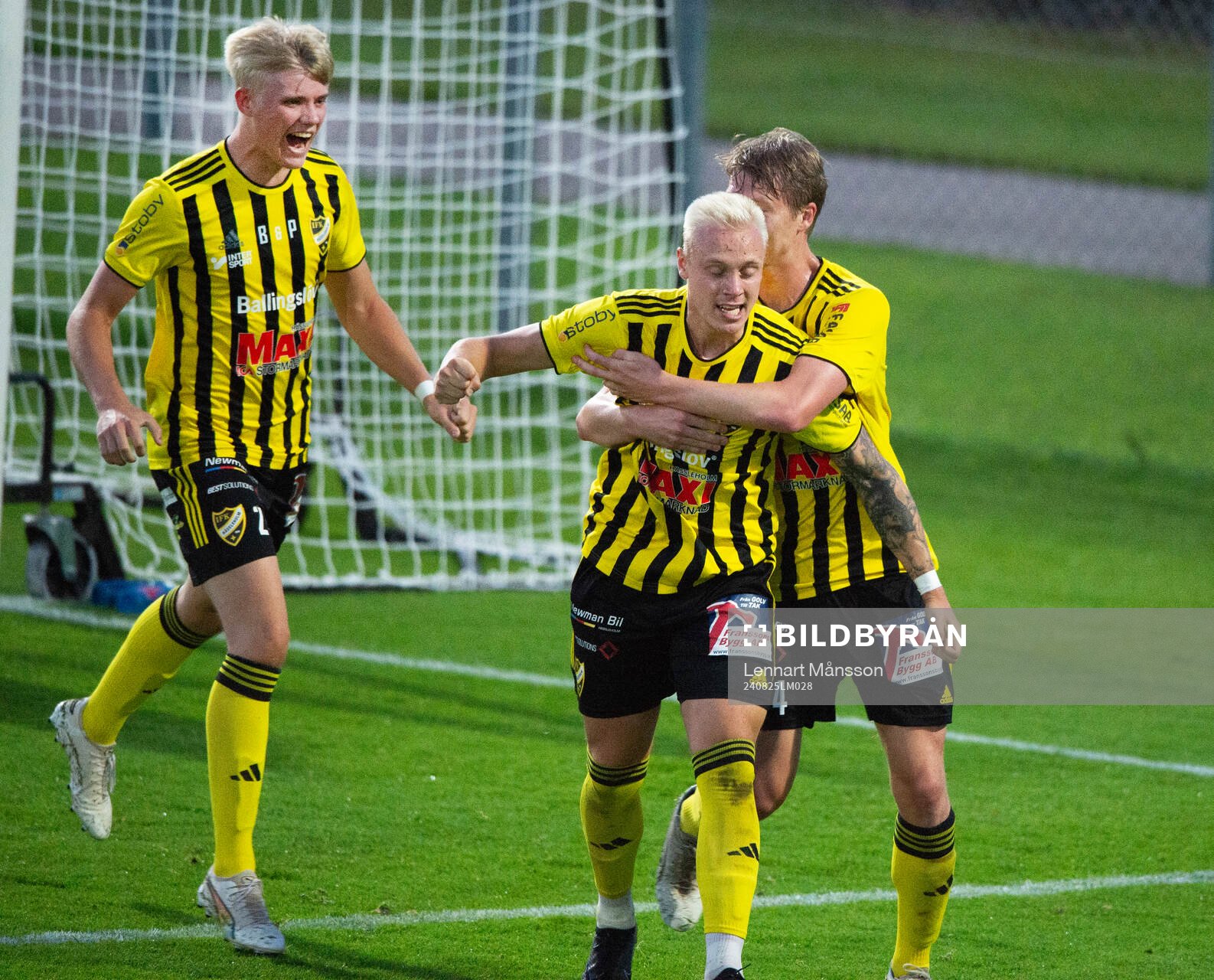 IFK Hässleholms Hugo Arvidsson har nickat in 2-1 och jublar tillsammans med Alexander Sjöström och Linus Roslund i matchen i division 2 mellan IFK Hässleholm och Österlens FF 26 augusti 2024.
