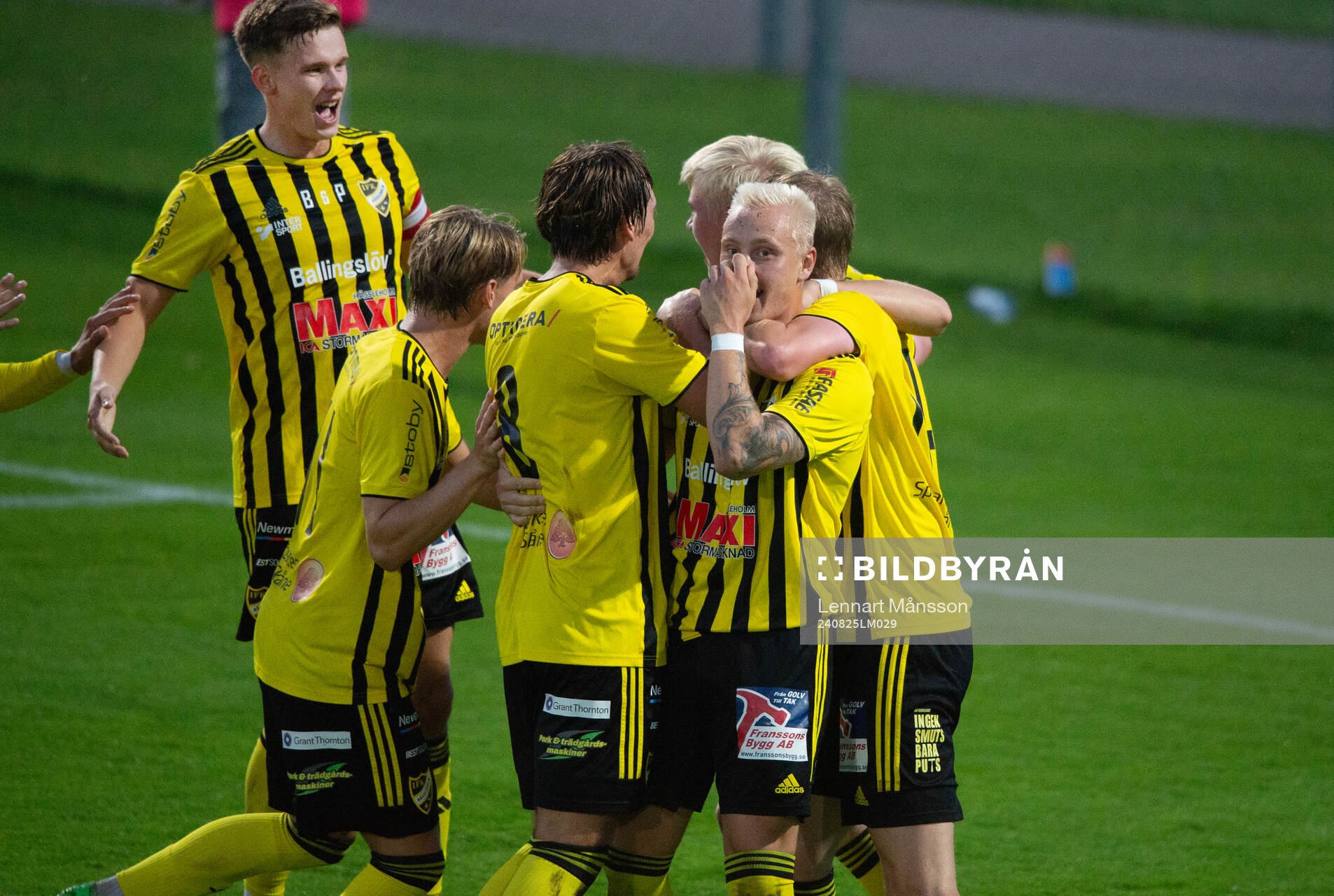 IFK Hässleholms Hugo Arvidsson har nickat in 2-1 och jublar