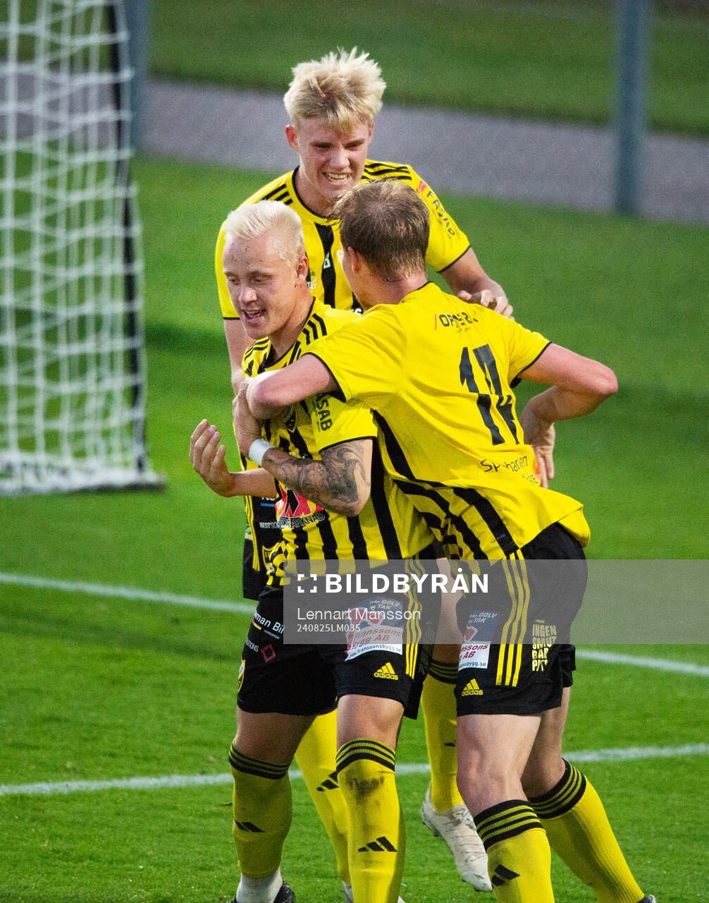IFK Hässleholms Hugo Arvidsson har nickat in 2-1 och jublar