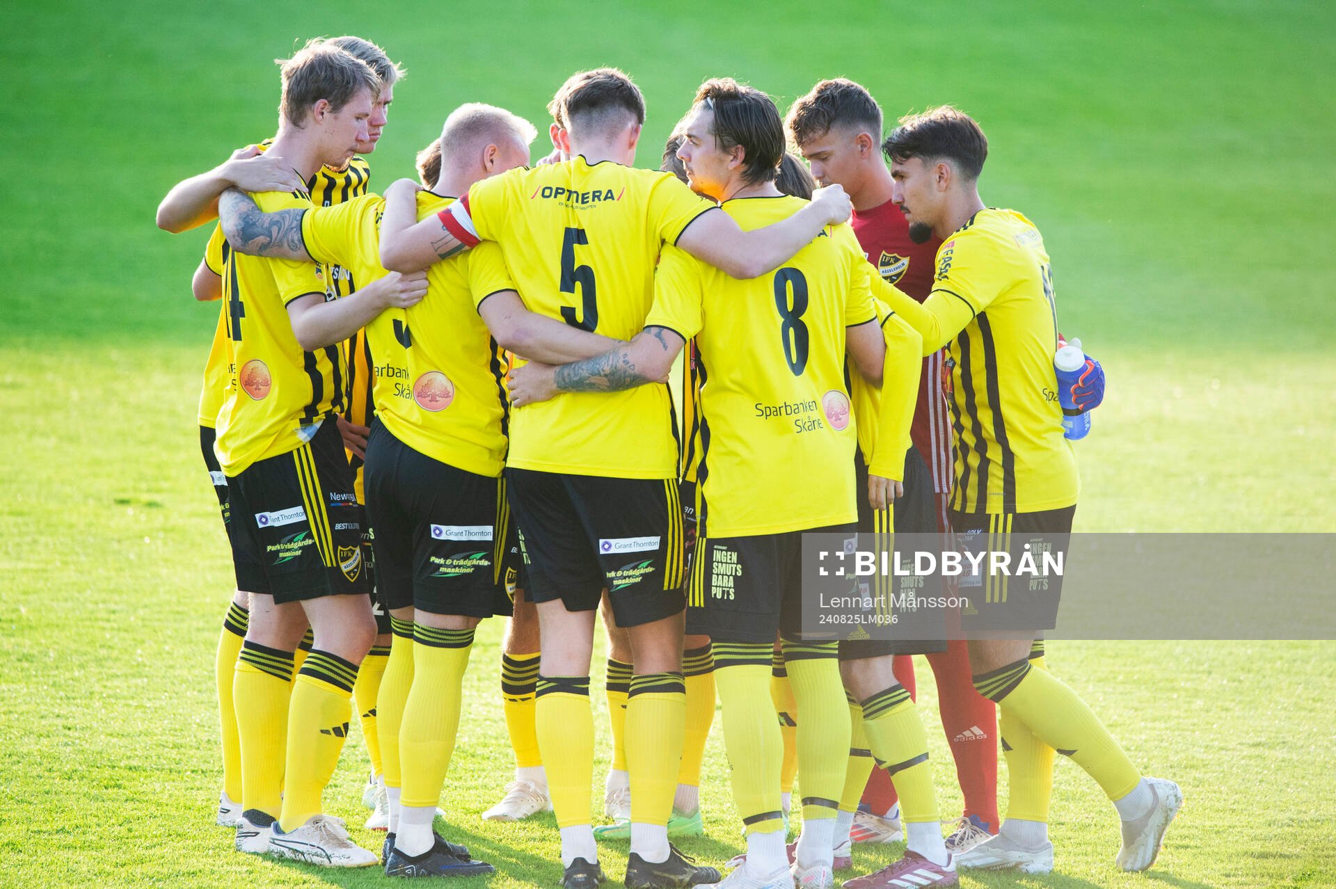 Samling inför matchstart i matchen i division 2 mellan IFK Hässleholm och Österlens FF 26 augusti 2024.